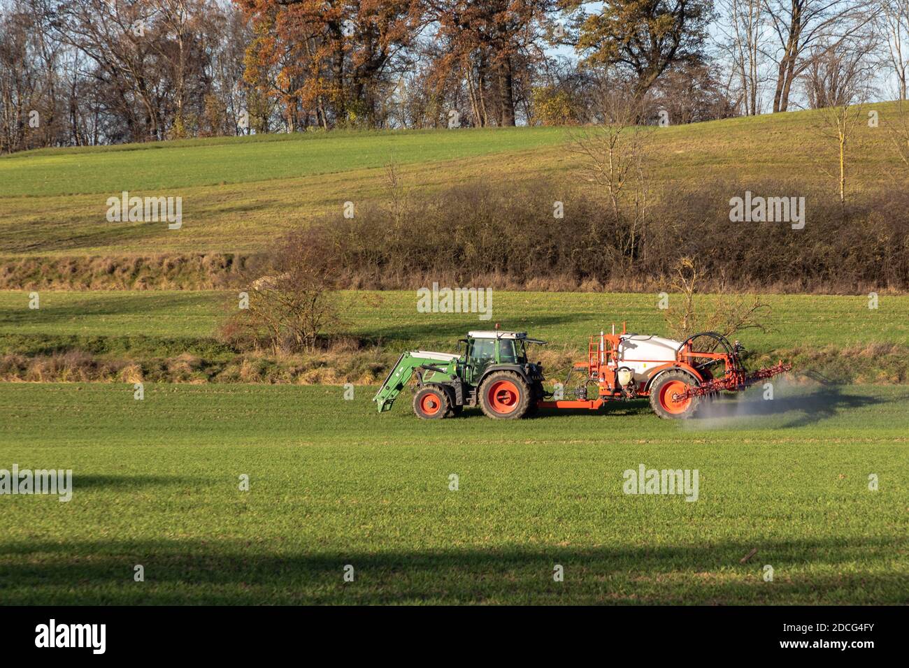 Landwirt mit Traktor Sprühen Herbizid Stockfoto