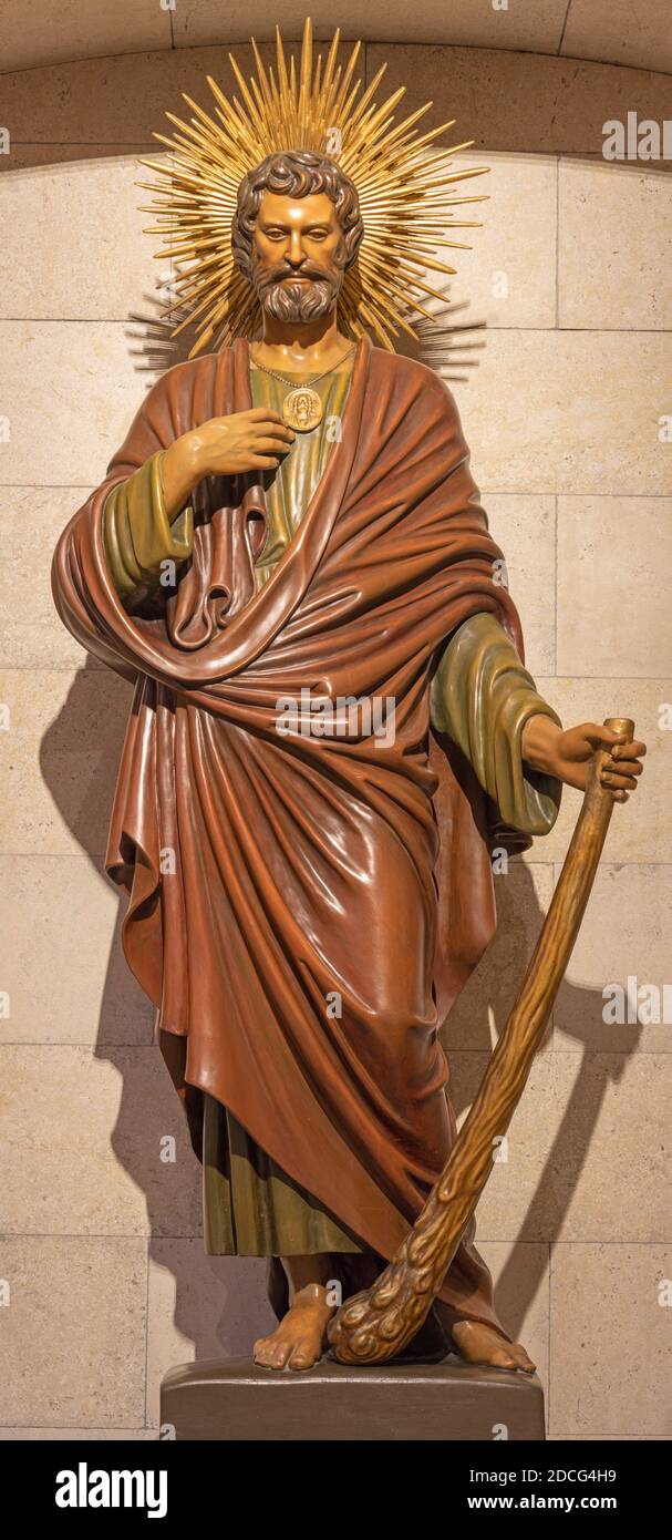 WIEN, AUSTIRA - 22. OKTOBER 2020: Die geschnitzte polychrome Statue des Apostels St. Jude Thadeus in der Laurentiuskirche von Ende 19. Jh. Stockfoto