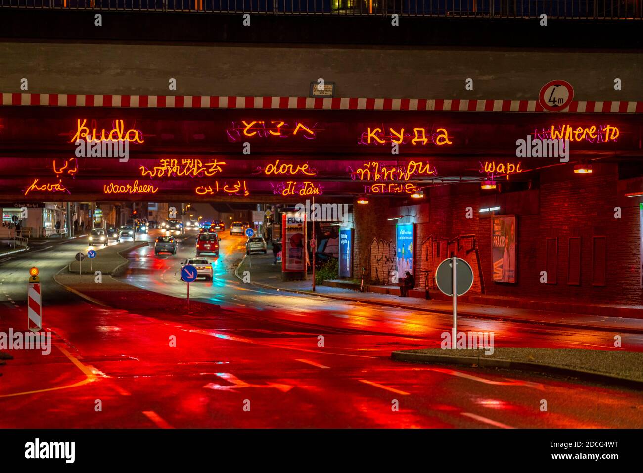 Lichtinstallation, Lichtkunstwerk 'KunstLichtTor 15 - Wohin/Woher' in einem Straßentunnel, unter dem Hauptbahnhof, Universitätsstraße, TOR15, in B Stockfoto