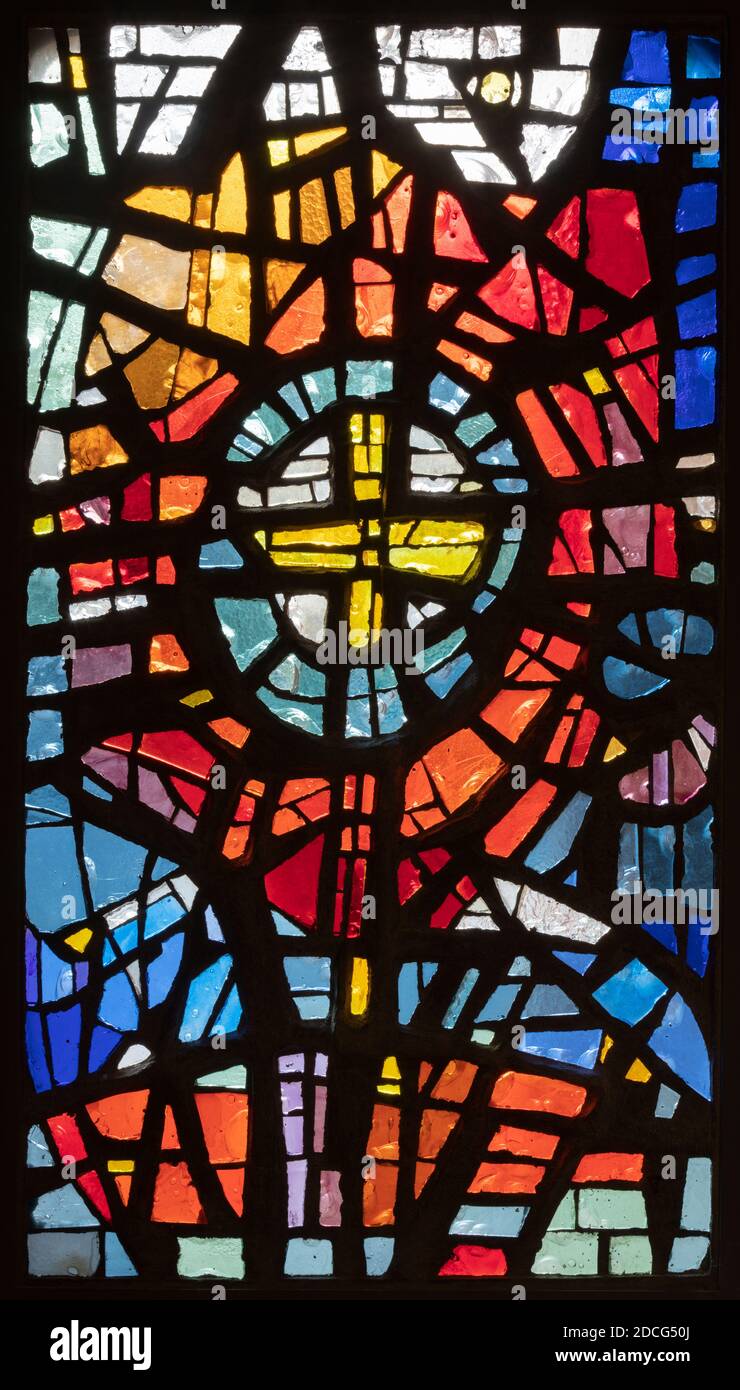 WIEN, AUSTIRA - 22. OKTOBER 2020: Die moderne Glasmalerei im Baptisterium der Laurentiuskirche von Heinrich Tahedl (1972). Stockfoto