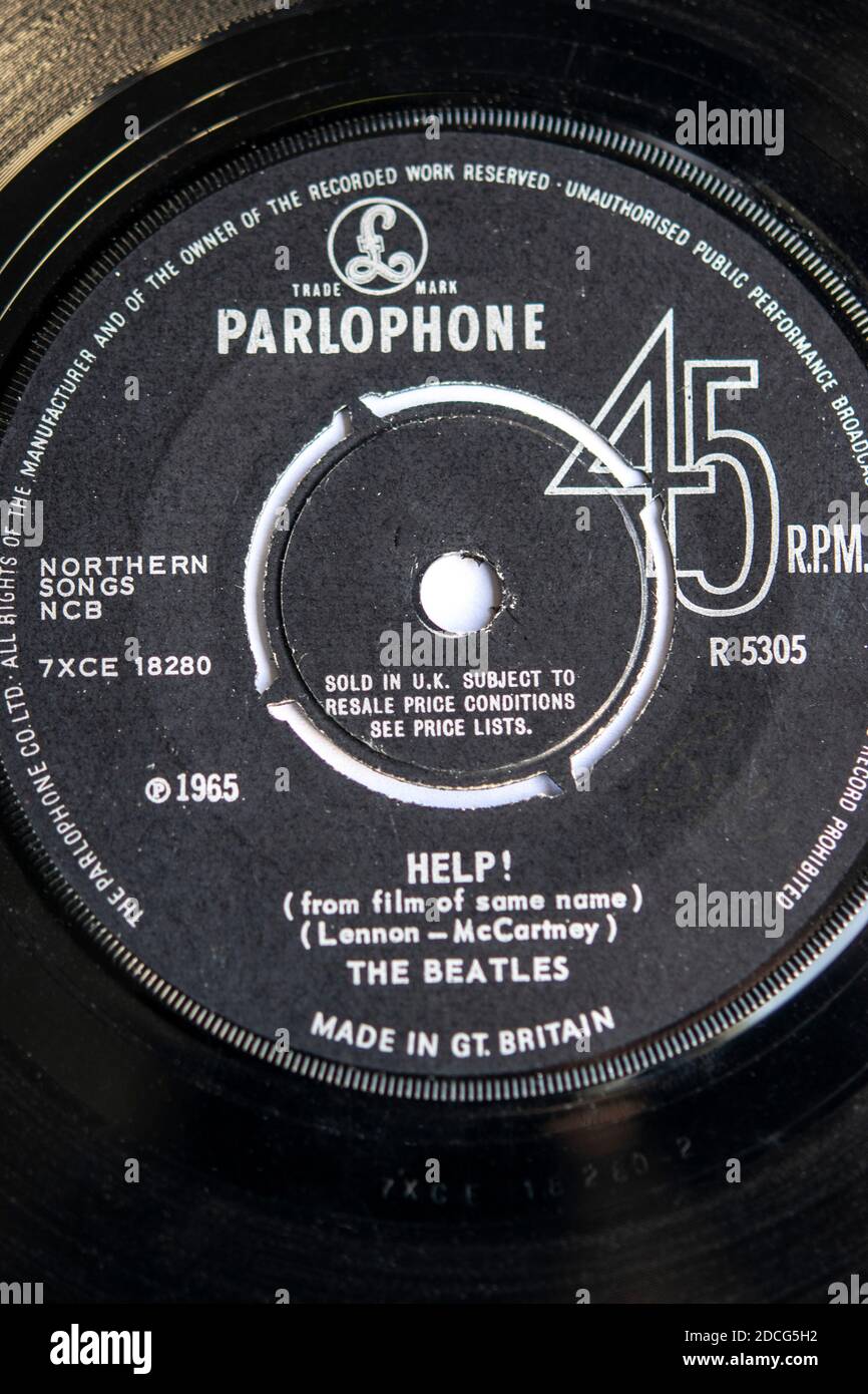 7-Zoll-Vinyl-Single von Help! Von den Beatles, veröffentlicht auf dem Label  Parlophon im Jahr 1965 Stockfotografie - Alamy
