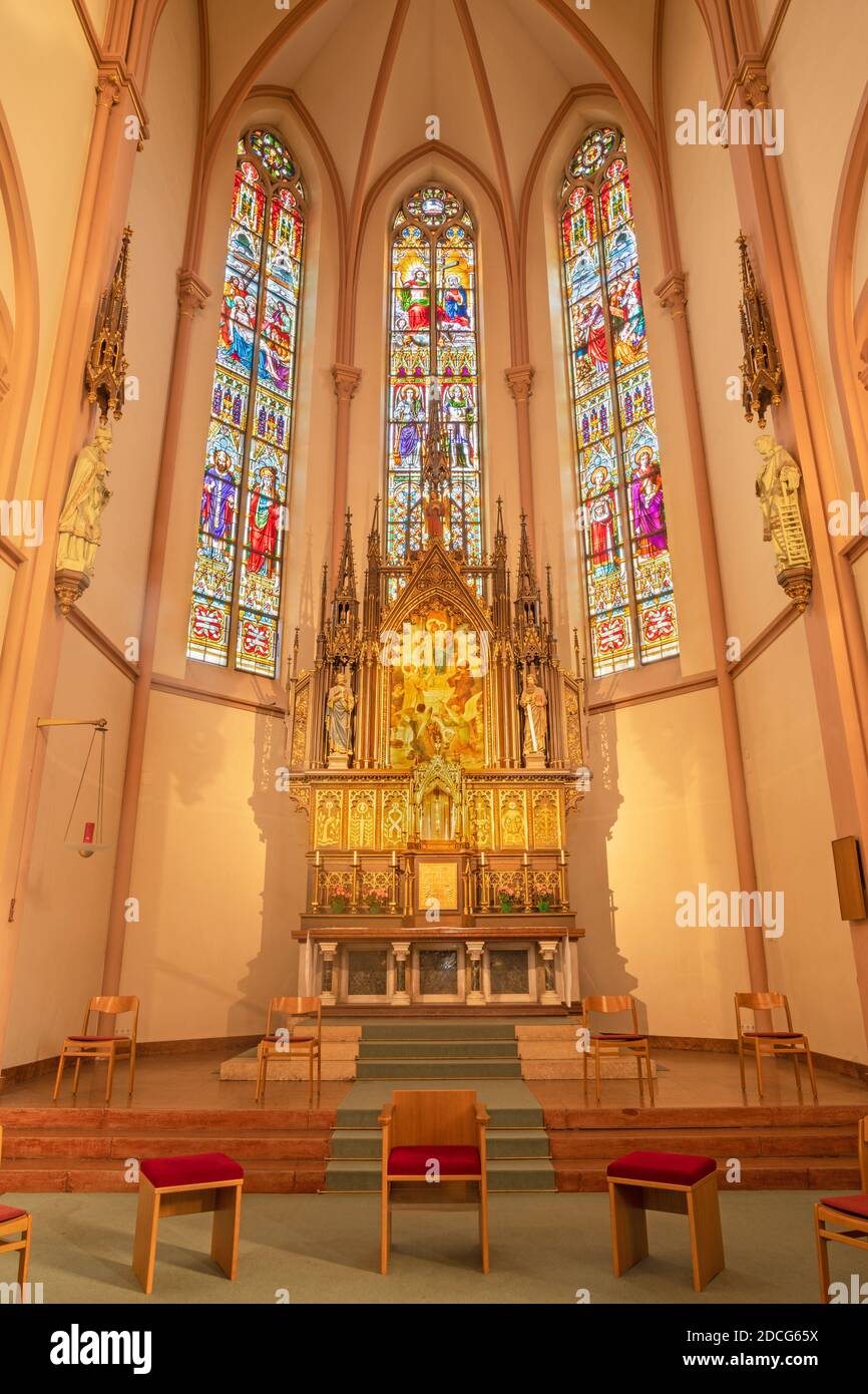 WIEN, AUSTIRA - 22. OKTOBER 2020: Das Kirchenschiff der Laurentiuskirche. Stockfoto