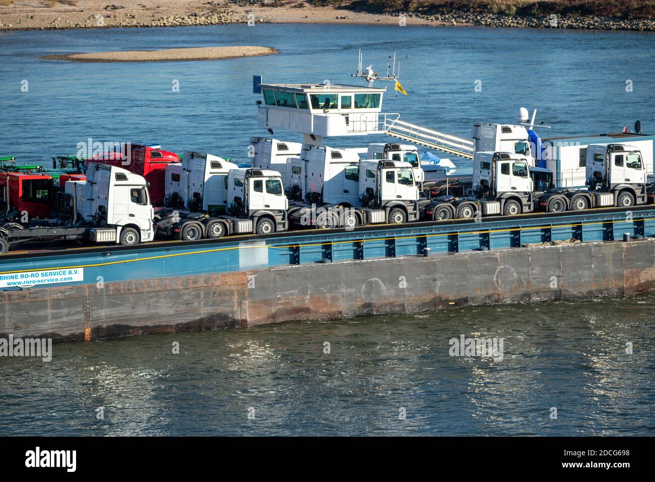 Frachtschiff auf dem Rhein, bei Krefeld, Spezialfrachter für Fahrzeuge, Schubeinheit Vera/RoRo1, transportiert Neufahrzeuge, hier LKW-Traktoren und mobil Stockfoto