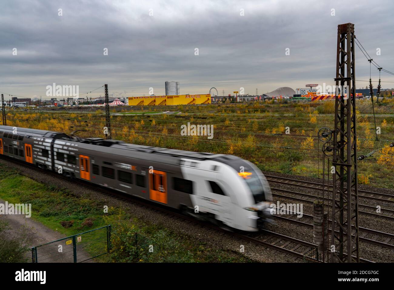 Ehemaliges Stahlwerk, Neue Mitte, in der Nähe des Einkaufszentrums Centro, Brownfield-Standorte am Brammenring, Gewerbeflächen, Bahnlinie, RRX Regional tra Stockfoto