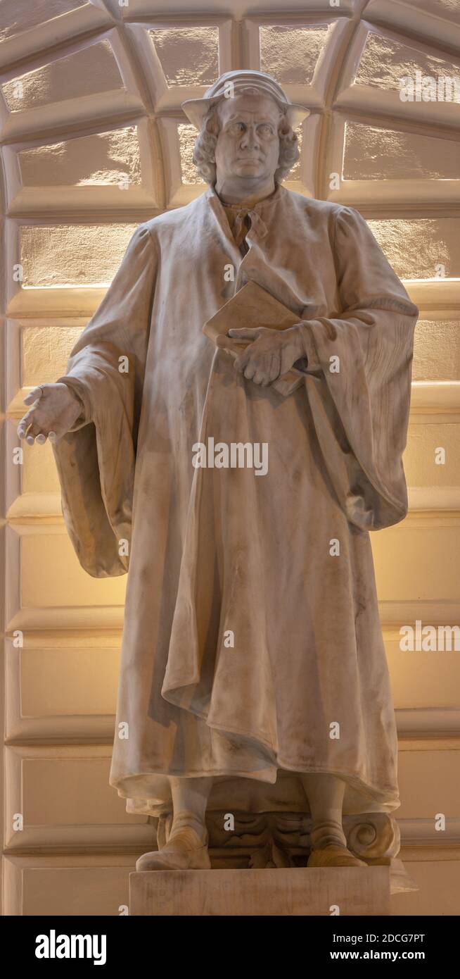 WIEN, AUSTIRA - 22. OKTOBER 2020: Die Statue von Bramante vor dem Kunstlerhaus Fassade von Emmerich Alexius Swoboda (1910). Stockfoto