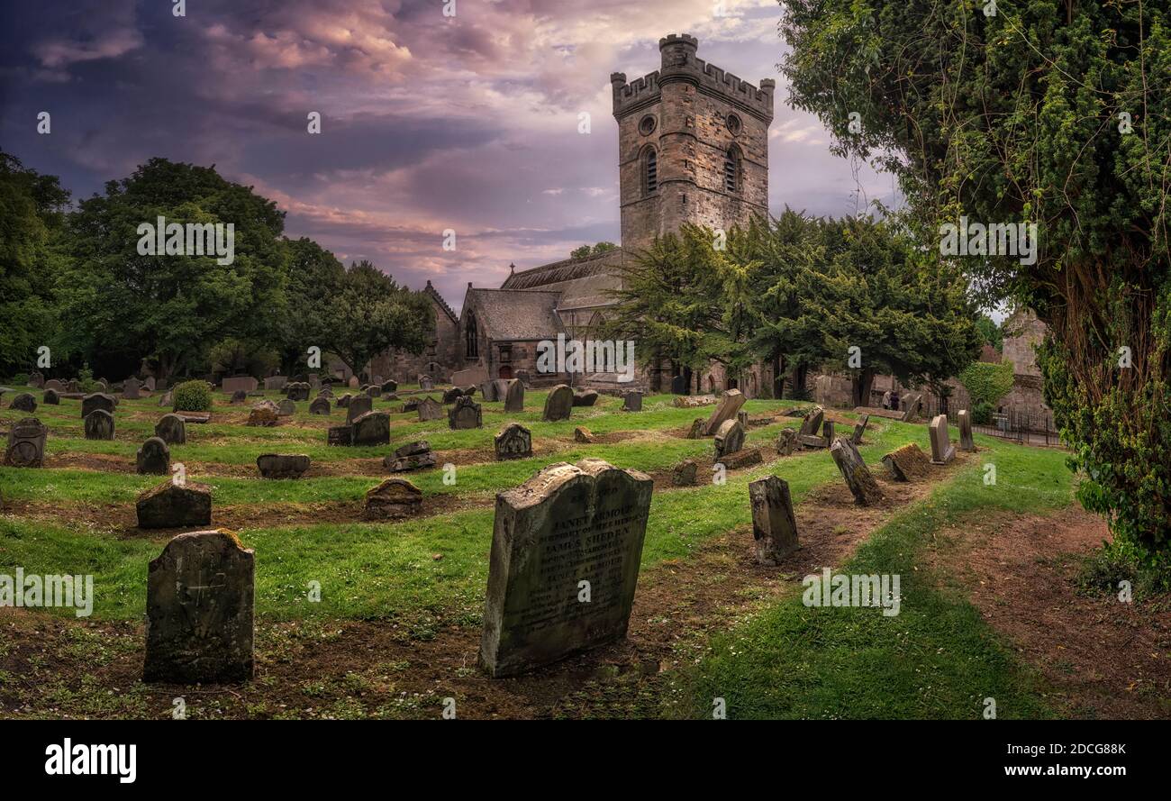 Culross, Schottland, Grabsteine im Friedhof mit Culross Abbey im Hintergrund in Dunfermline Stockfoto