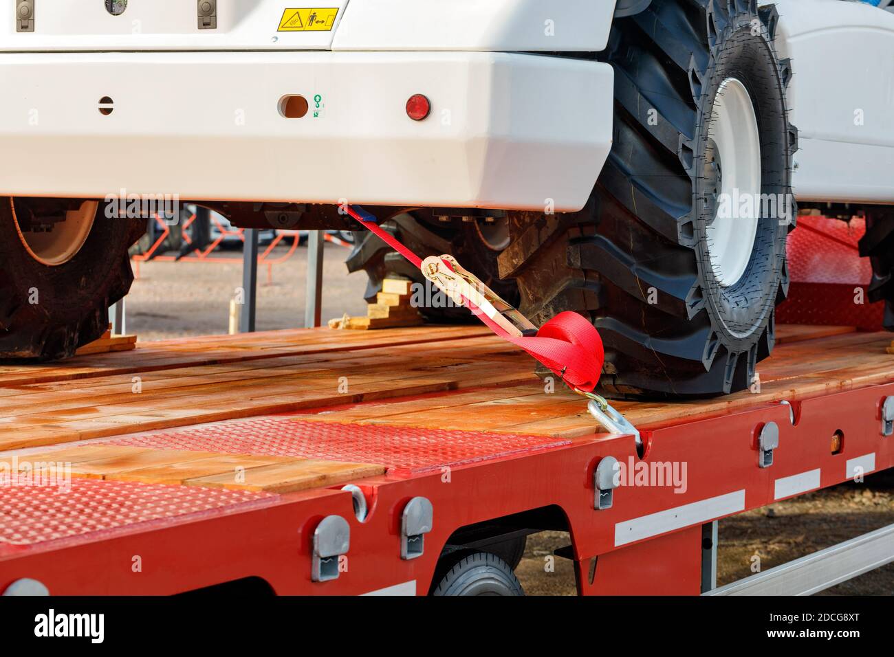 Verankerung für schwere Lasten und runde Stahlstangen mit Ratschenbefestigungsband zum Verbinden des Bodenbefestigungspunkts des Staplers. Stockfoto