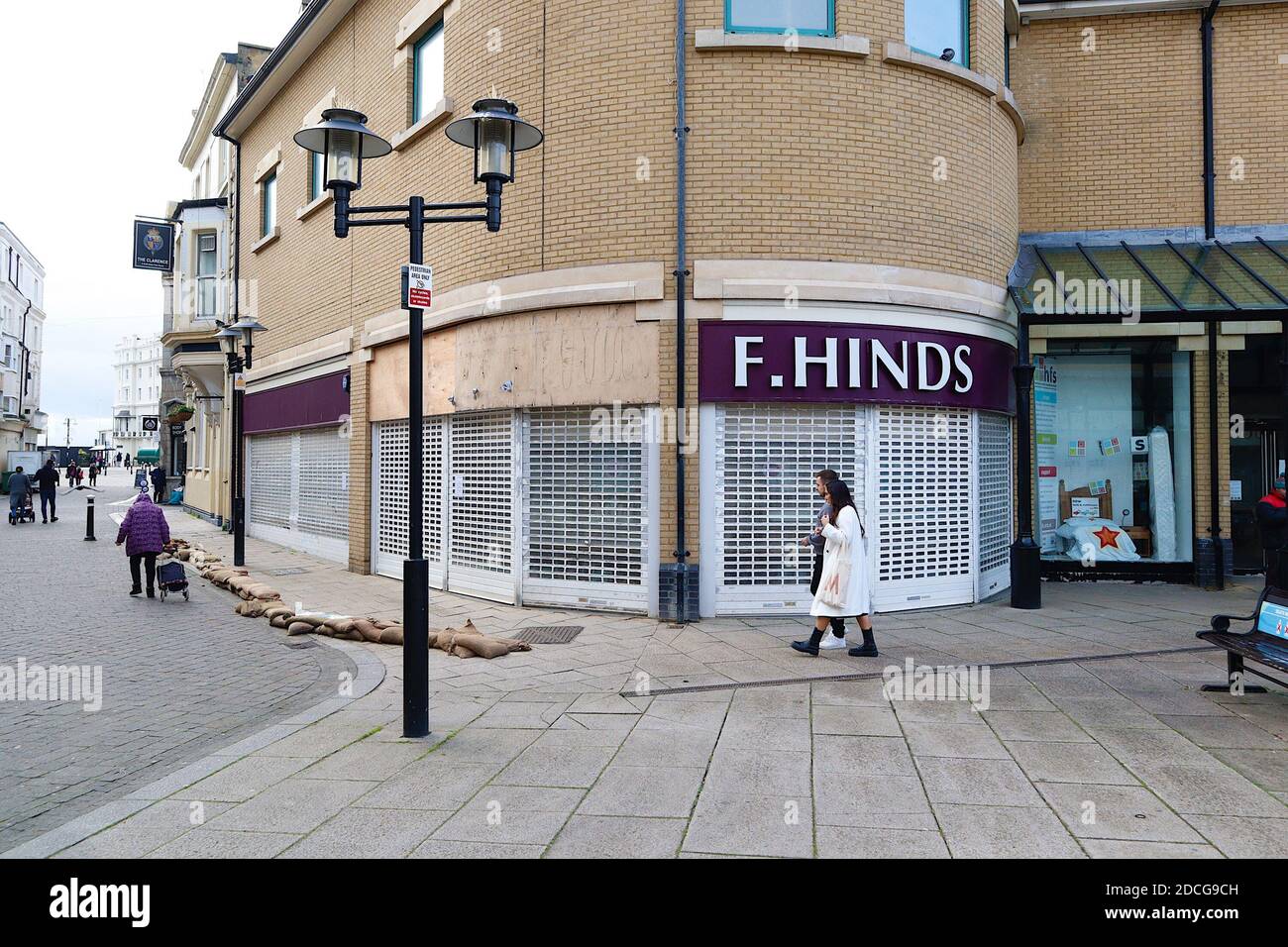Hastings, East Sussex, Großbritannien. November 2020, 21. Coronavirus-Update: Lokale Unternehmen und große Einzelhändler schließen aufgrund der Coronavirus-Pandemie. Geschlossen F. Hinds wegen Überschwemmung. Foto: PAL Media/Alamy Live News Stockfoto