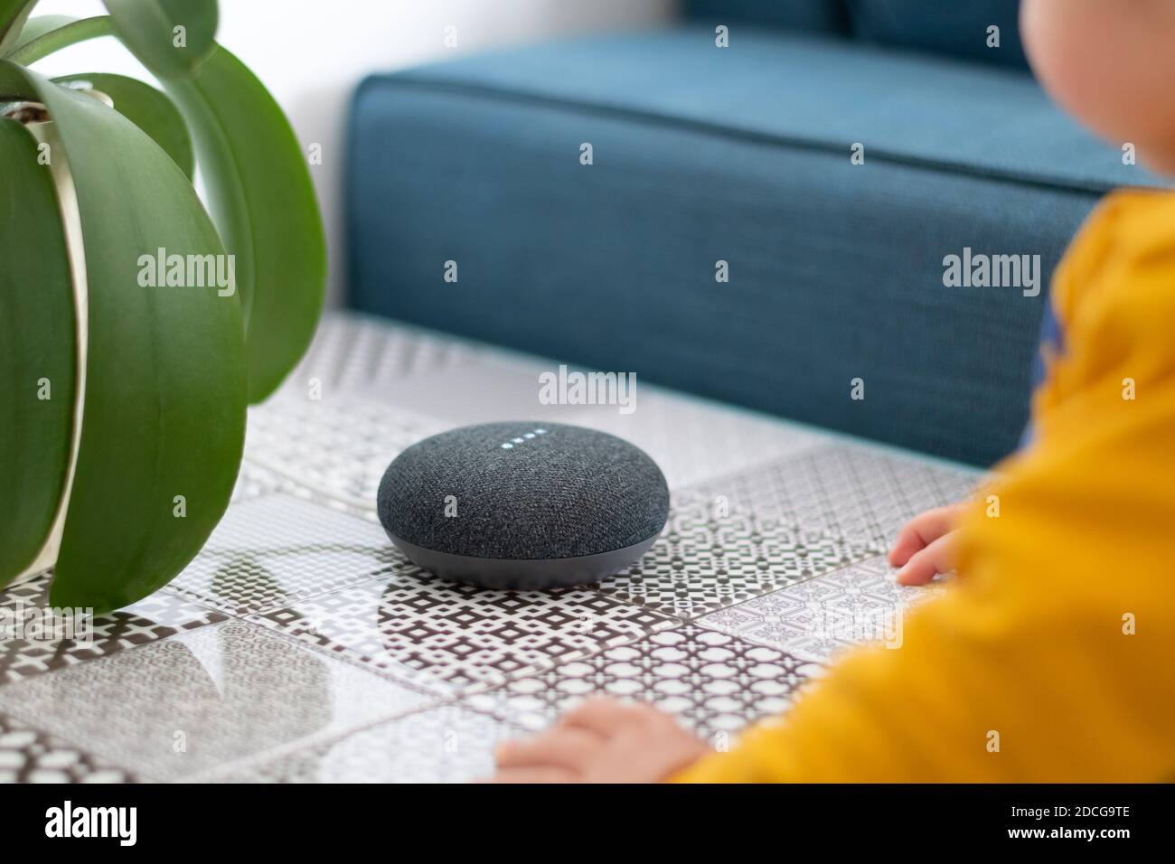 Kind interagiert mit Smart Home Assistant Speaker Stockfoto