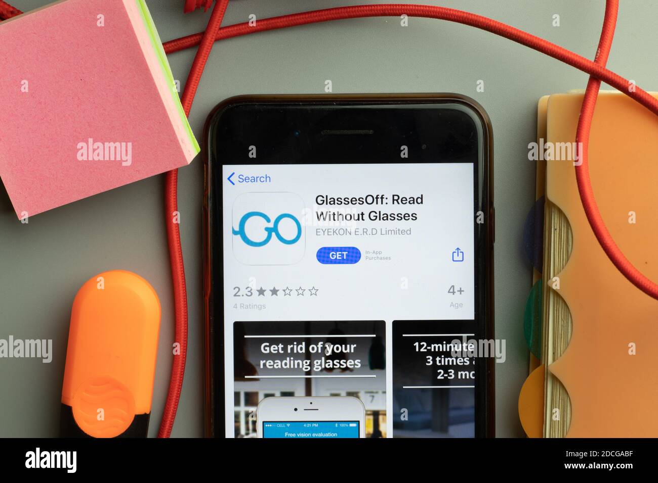 New York, USA - 7. November 2020: GlassesOff Lesen ohne Brille App Store Logo auf dem Telefonbildschirm, illustrative Editorial. Stockfoto