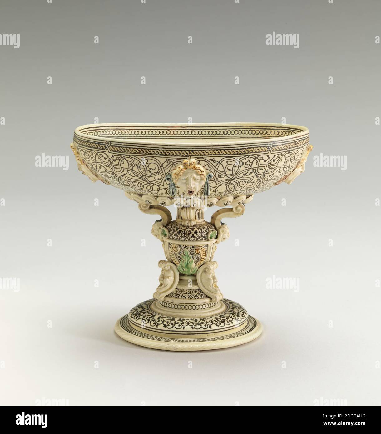 Französisch 16. Jahrhundert, (Keramiker), Cup auf hohem Fuß mit dem königlichen Wappen von Frankreich gekrönt, c. 1540/1560, bleiglasierte Feinkeramik, insgesamt (Höhe der Schüssel ohne Masken): 13.6 × 15.4 cm (5 3/8 × 6 1/16 Zoll Stockfoto