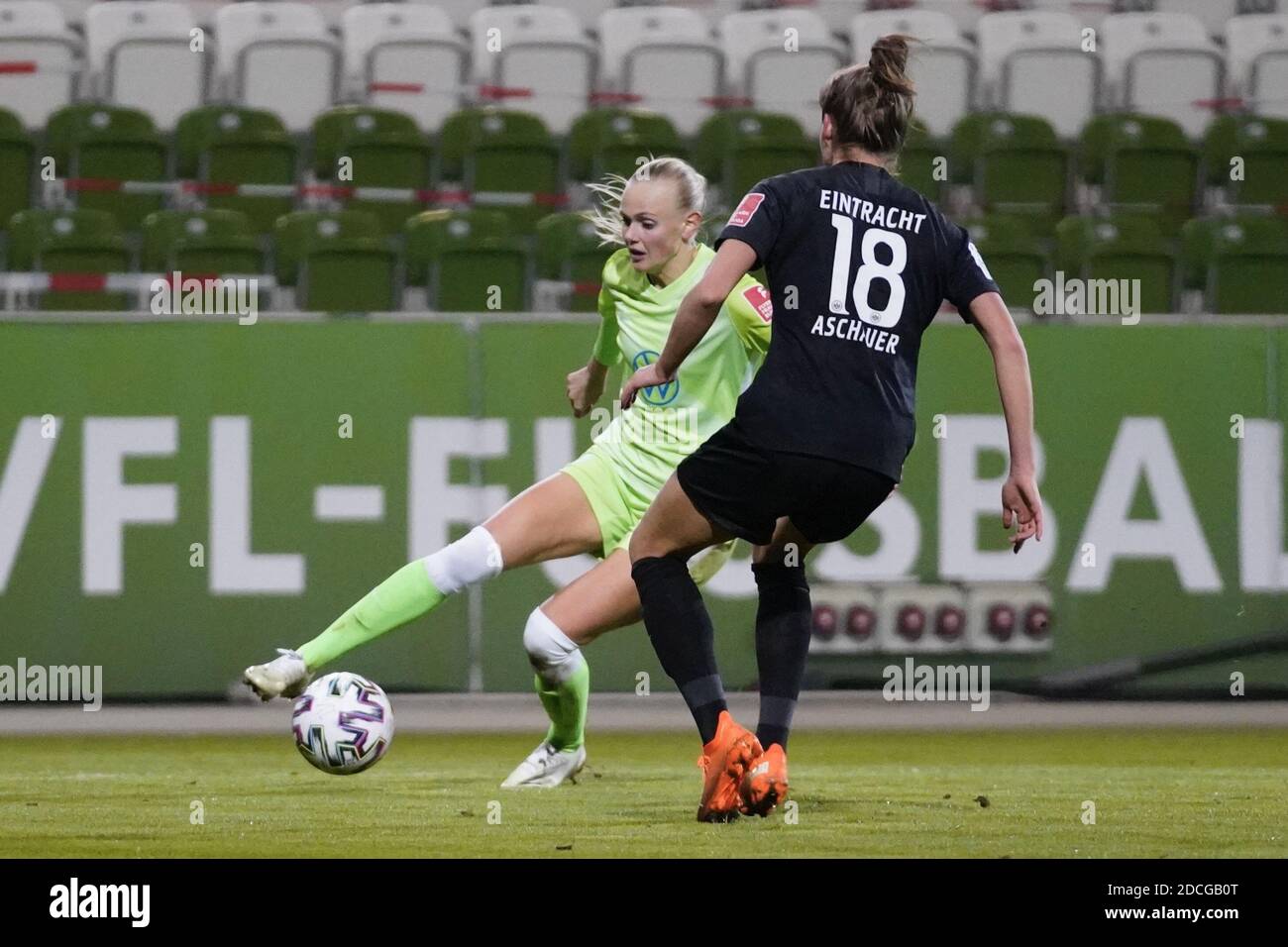 Karina Sævik ( #18 Wolfsburg ) beim Flyeralarm Frauenbundesliga-Spiel zwischen VfL Wolfsburg und Eintracht Frankfurt am AOK-Stadion in Wolfsburg. Julia Kneissl/SPP Stockfoto