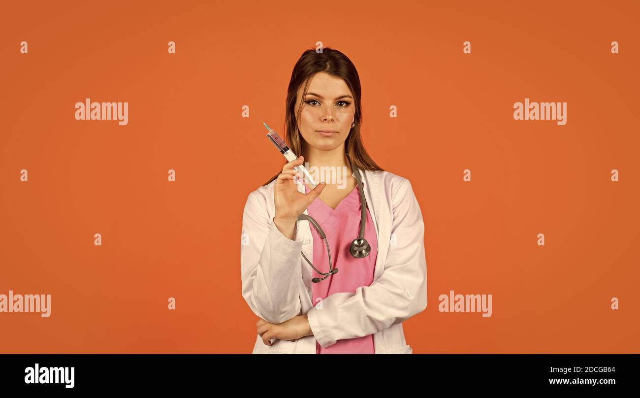 Krankenschwester macht Injektion. Gesundheitsangestellter wählt Impfstoff in Spritze. Arzt oder Therapeut, der Impfstoff gegen Virus verabreicht. Coronavirus-Epidemie aus china. Frauenarzt verwenden Spritze. Stockfoto