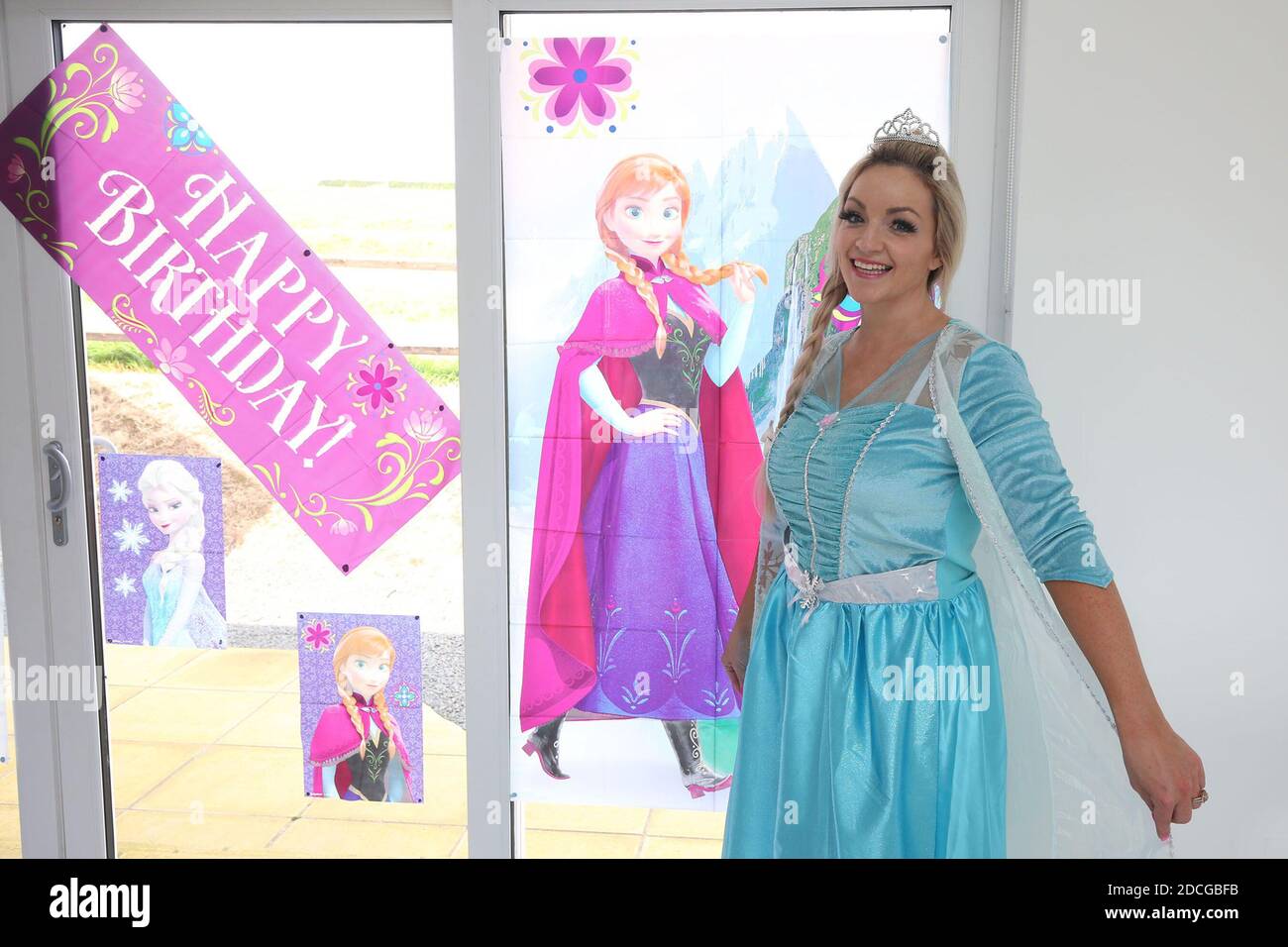 Kostüm fancy Kleid Charaktere, schöne blonde Frau als Elsa aus dem Film Frozen gekleidet Stockfoto