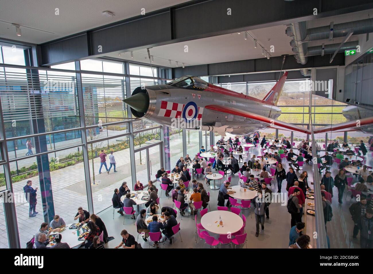 Vereinigtes Königreich /Wiltshire/ Malmesbury/Dyson /English Überschalljäger mit elektrischem Blitz aus dem Jahr 1959, montiert an der Decke der Cafeteria des Campus. Stockfoto
