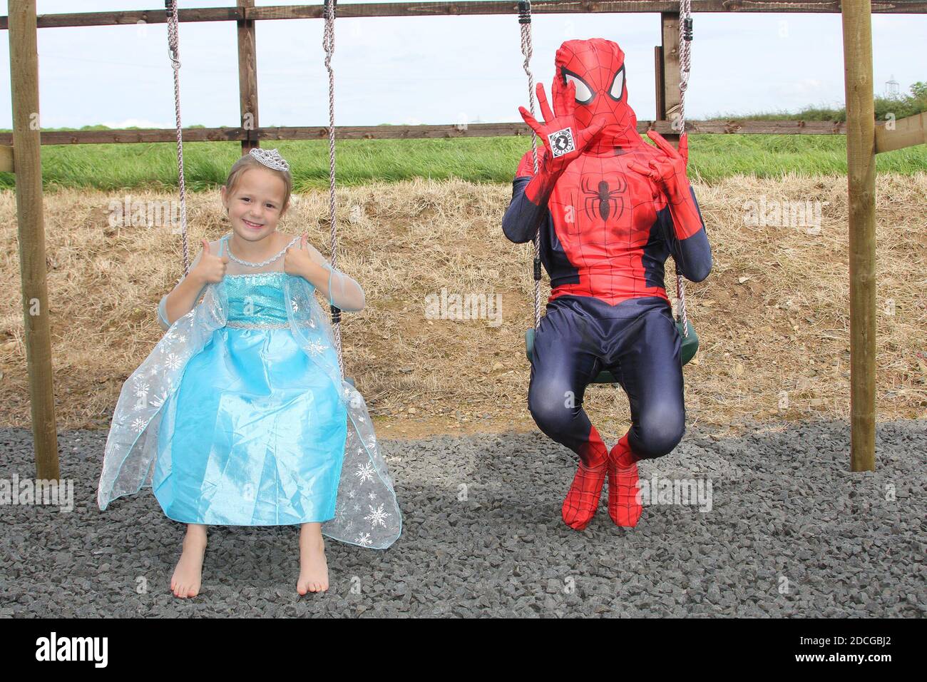Kostüm Fancy Kleid Charaktere, eine liitle Prinzessin trifft Spiderman Stockfoto
