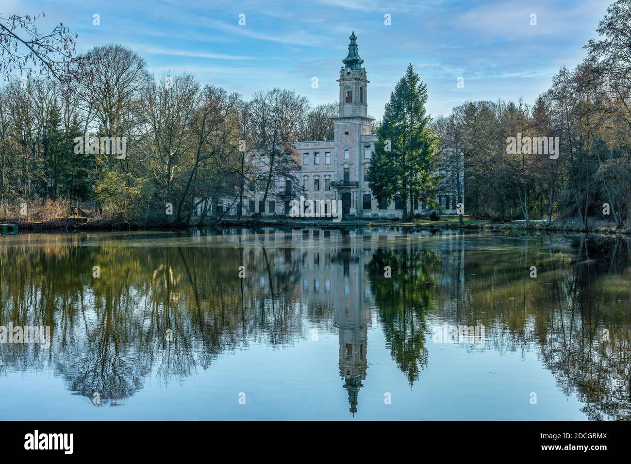 Wandlitz, Brandenburg, Gemany - 16. februar 2019: Ruinen der historischen Dammsmühle-Burg auf der anderen Seeseite bei Wandlitz in Brandenburg Stockfoto
