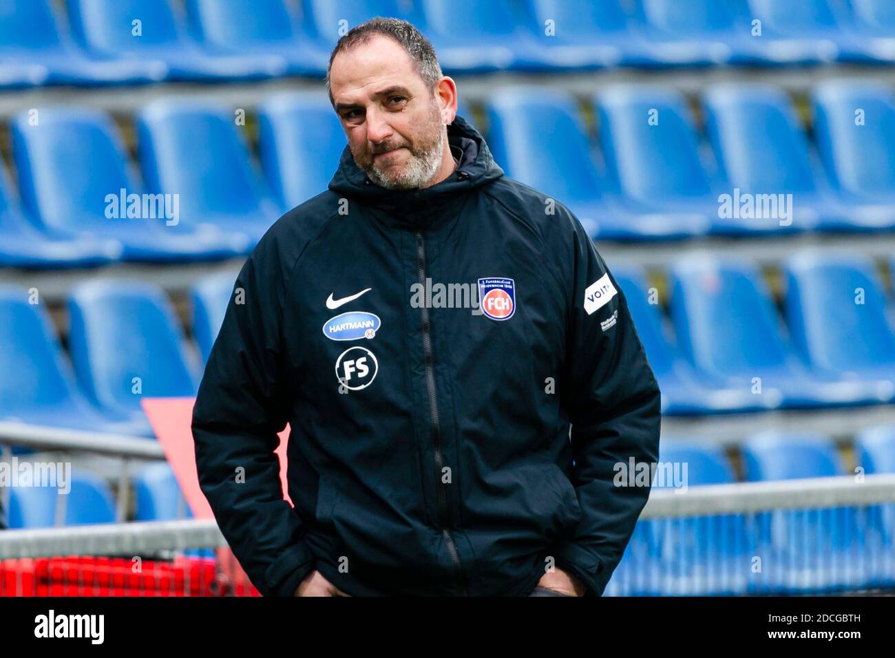 Kiel, Deutschland. November 2020. Fußball: 2. Bundesliga, Holstein Kiel - 1. FC Heidenheim, 8. Spieltag. Trainer Frank Schmidt aus Heidenheim ist am Rande. Kredit: Frank Molter/dpa - WICHTIGER HINWEIS: Gemäß den Bestimmungen der DFL Deutsche Fußball Liga und des DFB Deutscher Fußball-Bund ist es untersagt, im Stadion und/oder aus dem Spiel aufgenommene Aufnahmen in Form von Sequenzbildern und/oder videoähnlichen Fotoserien zu nutzen oder auszunutzen./dpa/Alamy Live News Stockfoto