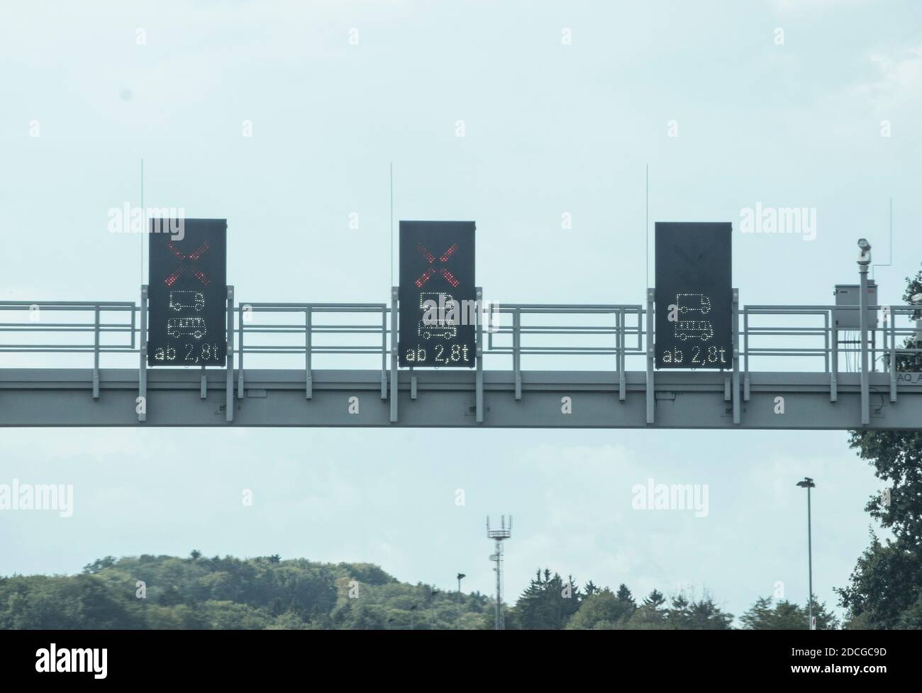 Verkehrsmanagement und Straßenschilder, visuelle Informationen und Warnungen im Straßenverkehr Stockfoto