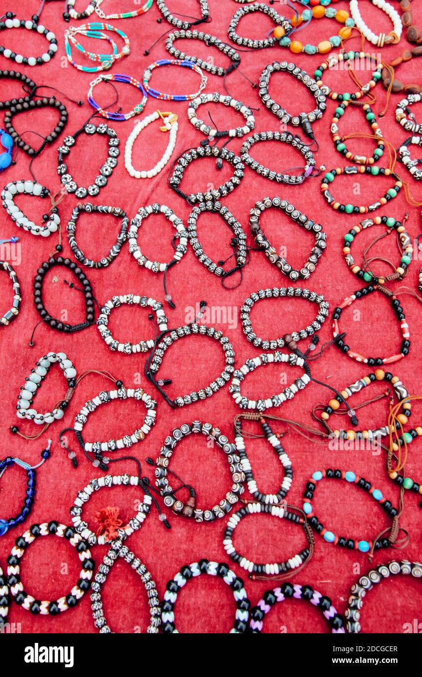 Der rote handgemachte Tisch mit den Souvenirs aus Tibet im Bergdorf in Nepal. Himalaya. Stockfoto