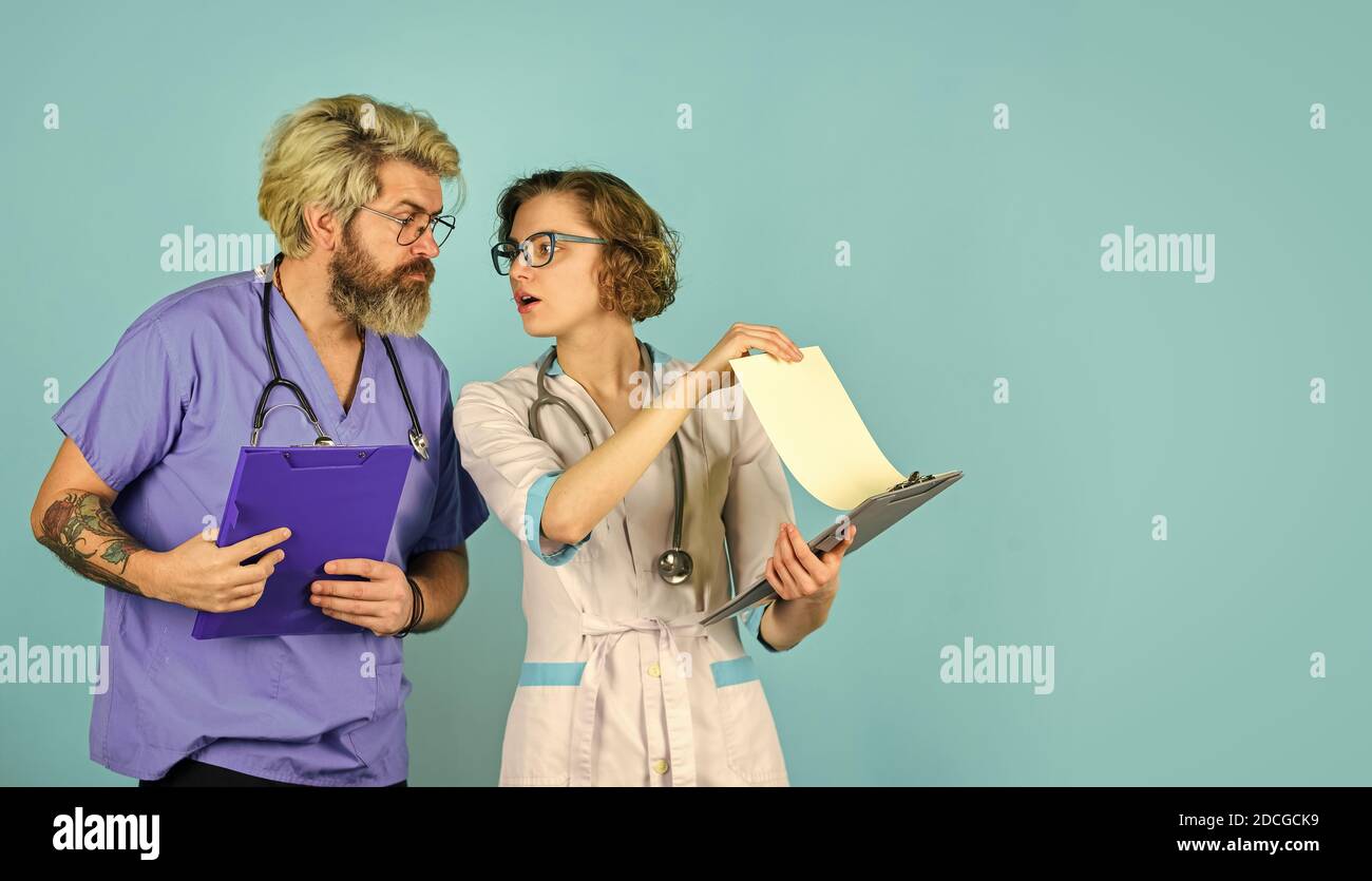 Teamarbeit und Personalkonzept - Arzt und Krankenschwester. Erfolgreiches Team von Ärzten. Menschen in Uniformen blauer Hintergrund. Medizinisches Personal. Vertrauen Sie unseren Fachkräften. Gesundheitswesen. Kopierraum. Stockfoto