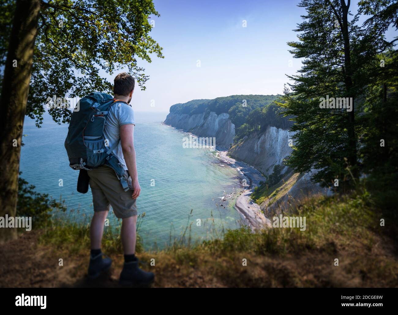 Person mit einem Rucksack Blick auf die Kreidefelsen von rügen Stockfoto