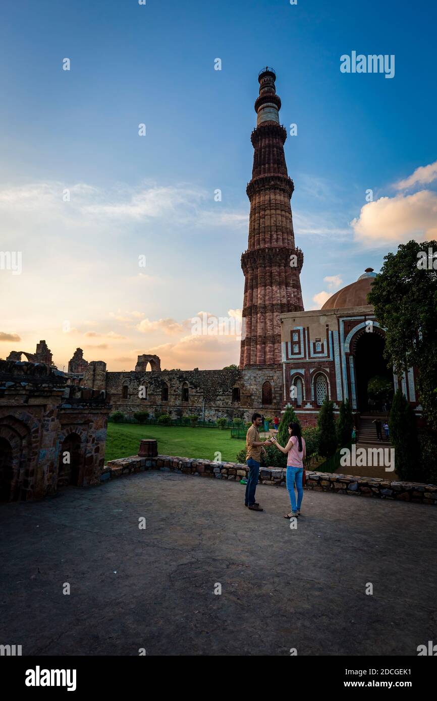 Blick auf das berühmte Qutb Minar Denkmal in Neu Delhi. Stockfoto