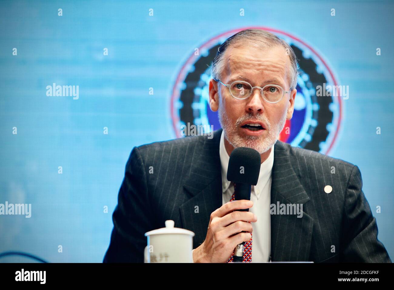 Taipeh, Taiwan. November 2020. William Brent Christensen, Direktor des American Institute in Taiwan, nimmt am 21. November 2020 an der Pressekonferenz zum Dialog über den wirtschaftlichen Wohlstand zwischen den USA und Taiwan Teil, an der hochrangige Vertreter des Außenministeriums, des Wirtschaftsministeriums und des Exekutivausschusses Yuan in Taipei City, Taiwan, teilnahmen. Brent Christensen sagt, Taiwan sei ein zuverlässiger Partner mit den Vereinigten Staaten in der wirtschaftlichen, technologischen Entwicklung und anderen Bereichen. (Foto: Ceng Shou Yi/Sipa USA) Quelle: SIPA USA/Alamy Live News Stockfoto