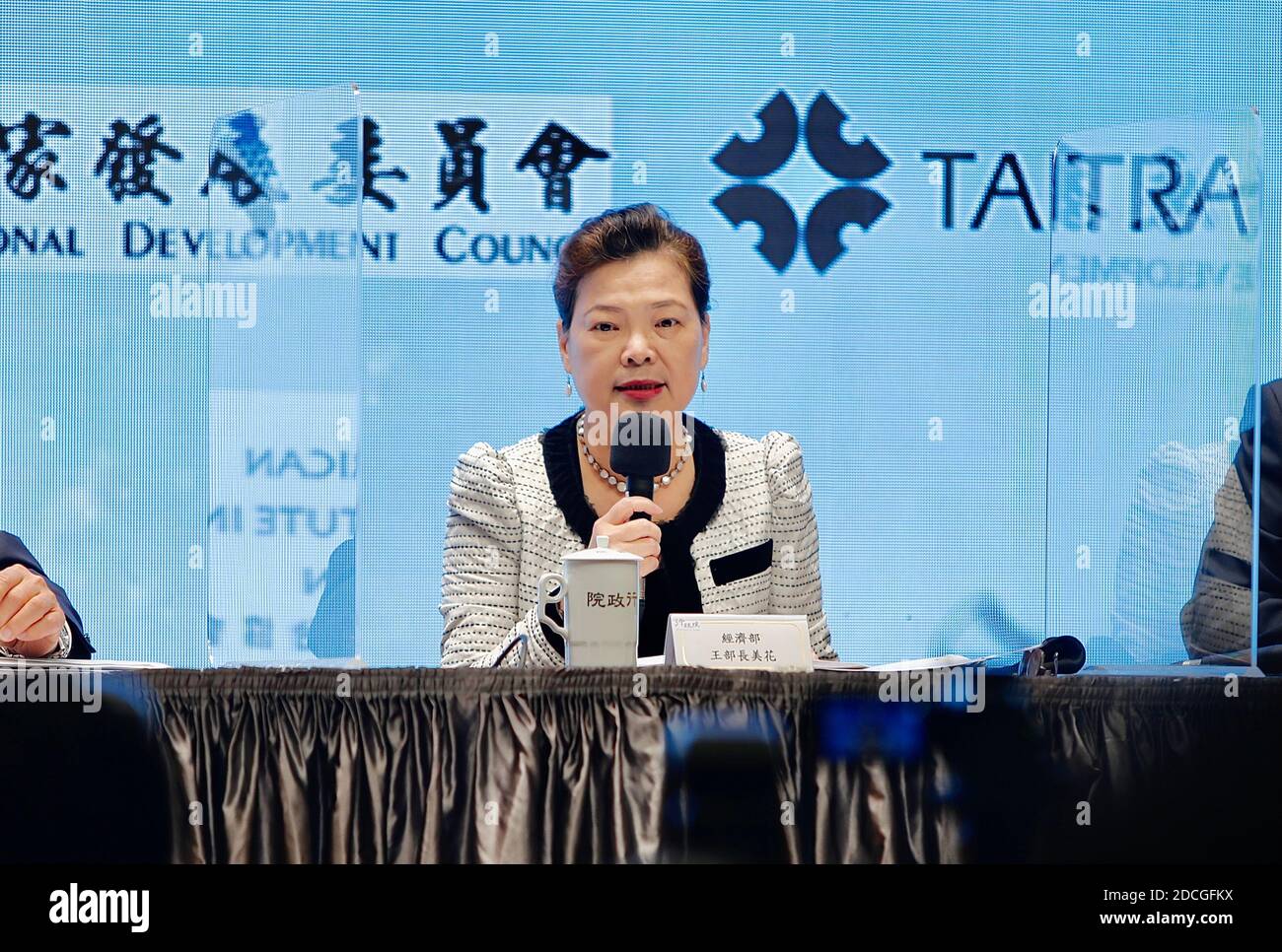 Taipeh, Taiwan. November 2020. Wang Mei-hua, Minister für Wirtschaft nimmt an der Pressekonferenz zum Dialog über die Partnerschaft zwischen den USA und Taiwan Teil, an der hochrangige Vertreter des amerikanischen Instituts in Taiwan, des Außenministeriums, Und der Executive Yuan, in Taipei City, Taiwan am 21. November 2020 (Foto: Ceng Shou Yi/Sipa USA) Quelle: SIPA USA/Alamy Live News Stockfoto