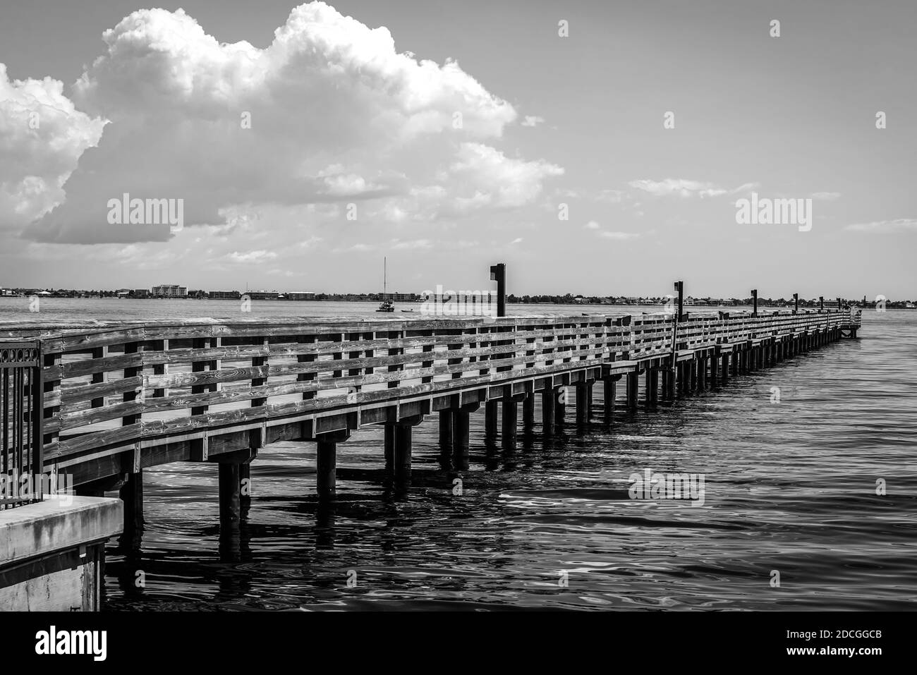 Die Angelpiers auf Charlotte Harbor im Südwesten Floridas in schwarz und weiß. Stockfoto