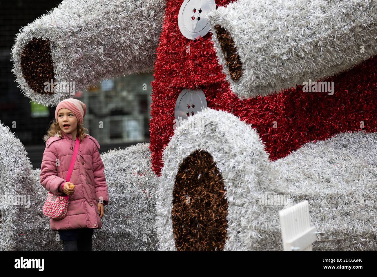 London, Großbritannien. November 2020. Ein großer Weihnachts-Teddybär in Ealing. Kredit: Liam Asman/Alamy Live Nachrichten Stockfoto