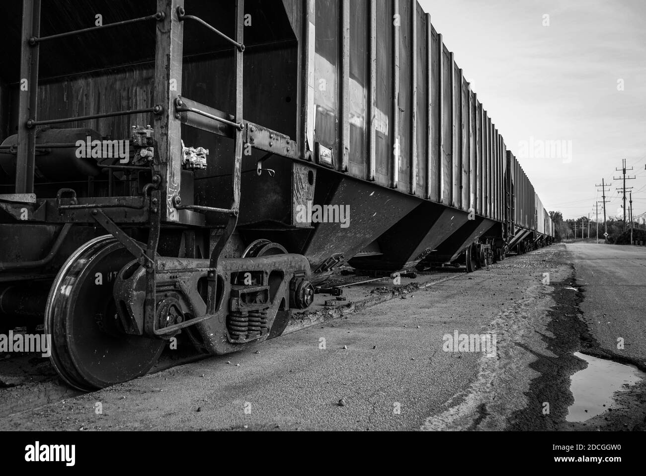 Ein kleiner Zug und Zugwagen, die vor den Salzminen am Lake Erie im Nordosten von Ohio sitzen. Stockfoto