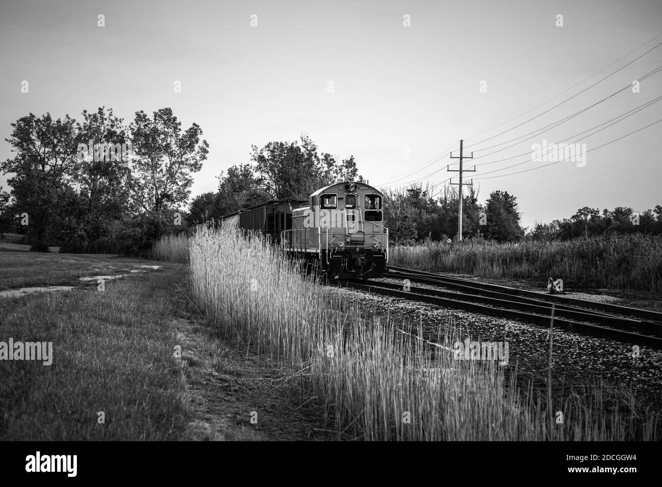 Ein kleiner Zug und Zugwagen, die vor den Salzminen am Lake Erie im Nordosten von Ohio sitzen. Stockfoto