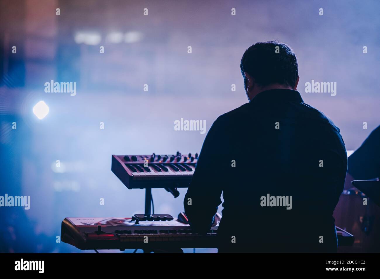Ein Musiker, der während des Konzerts Synthesizer spielt Stockfoto