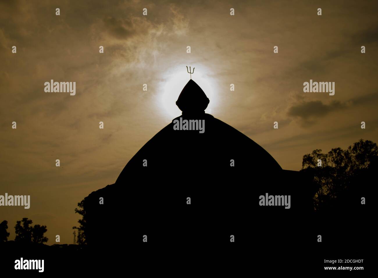 Blick auf den Sonnenuntergang im Talatal Ghar in Rangpur, Sivasagar, Assam. Die großartigsten Beispiele der Tai Ahom Architektur Stockfoto