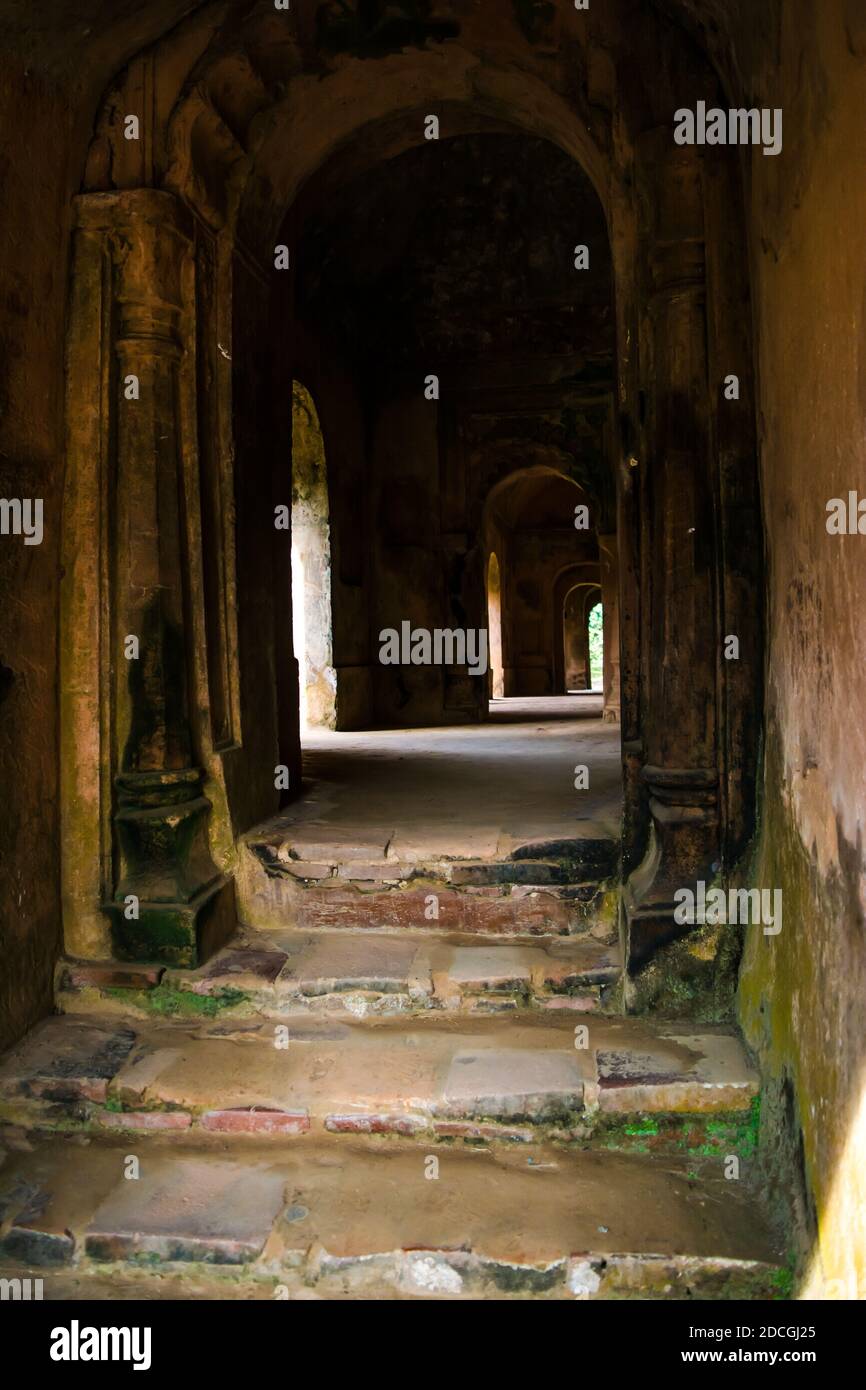 Blick auf den Sonnenuntergang im Talatal Ghar in Rangpur, Sivasagar, Assam. Die großartigsten Beispiele der Tai Ahom Architektur Stockfoto