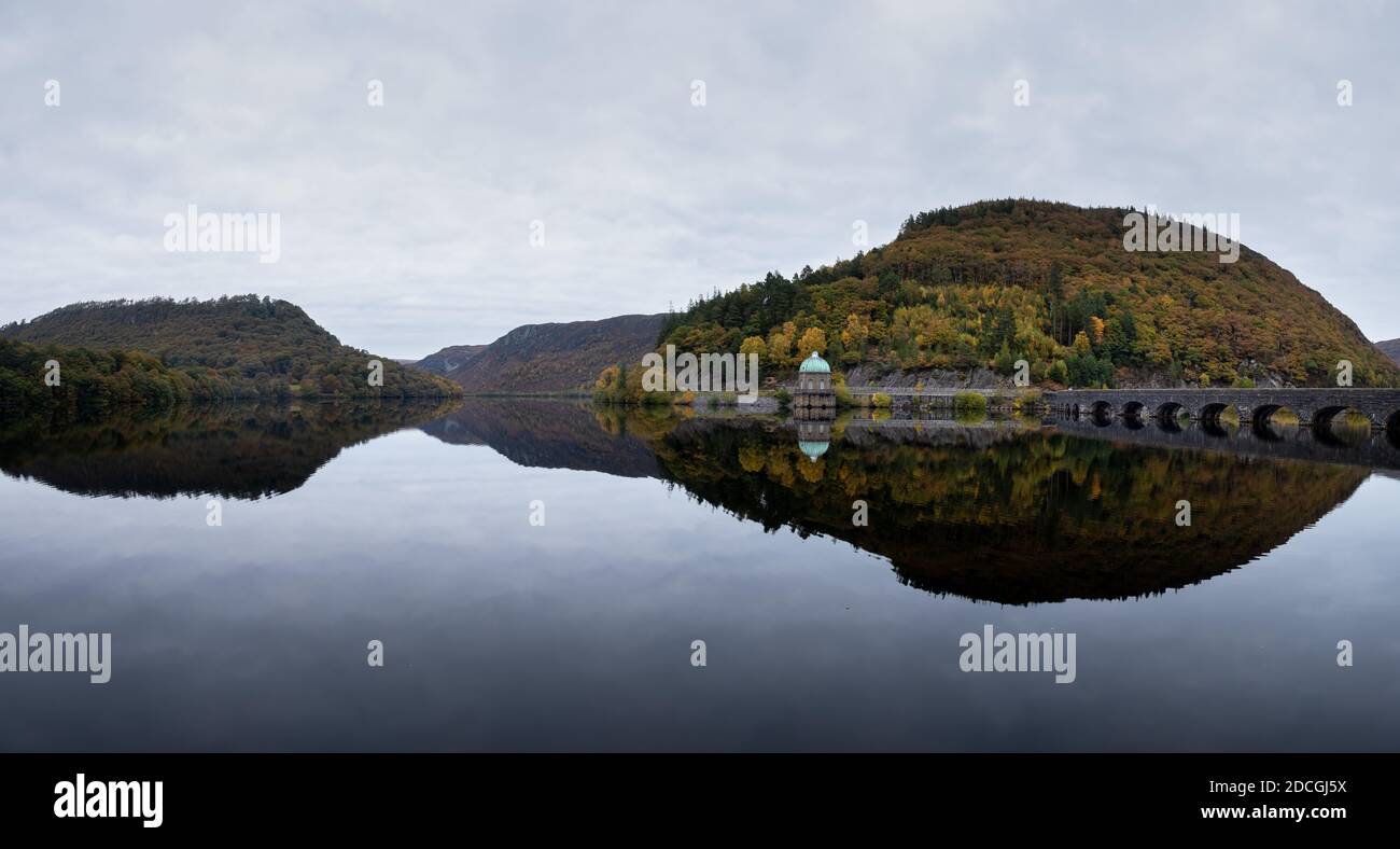 Panorama Herbstansicht des Garreg-ddu Reservoir in Elan Valley, Powys, Wales, Großbritannien Stockfoto