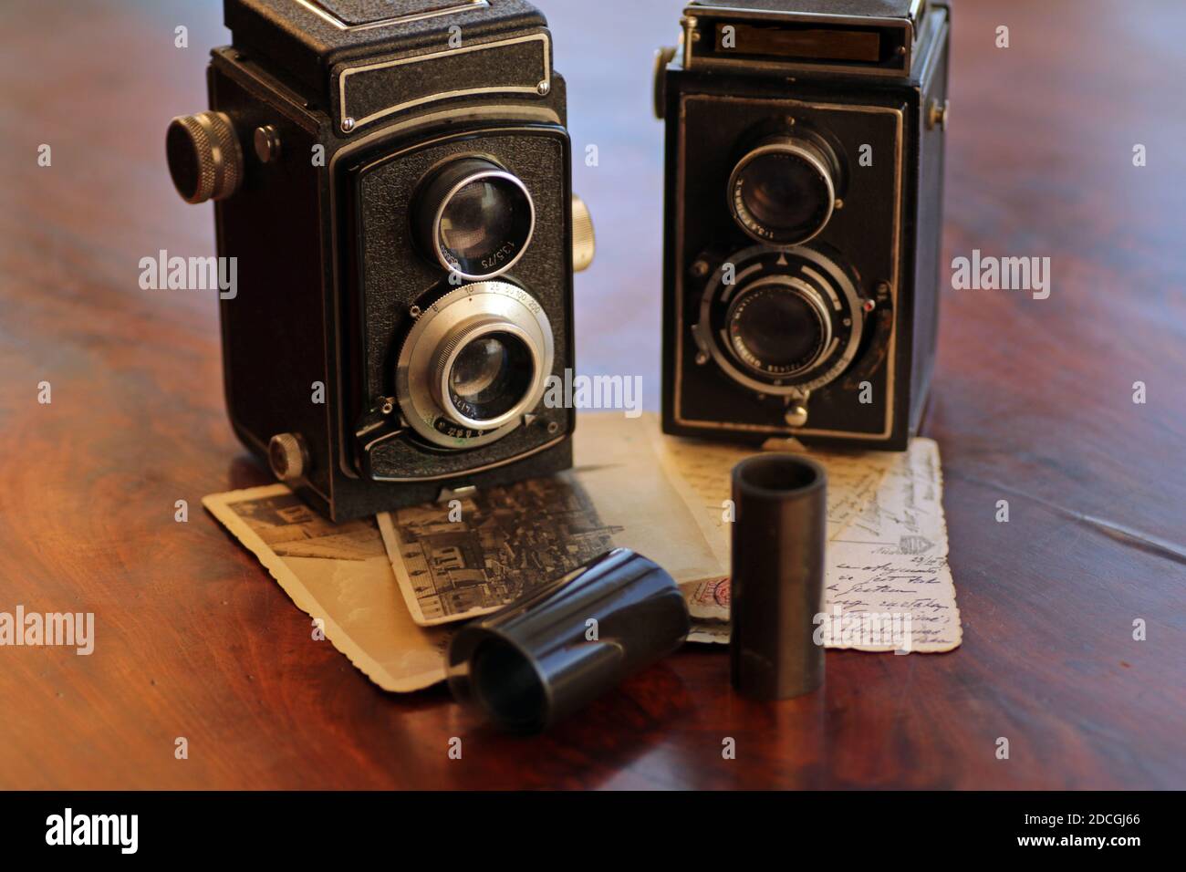 Alte, alte TLR Kamera - Doppellinsenreflex und alte Postkarten Stockfoto