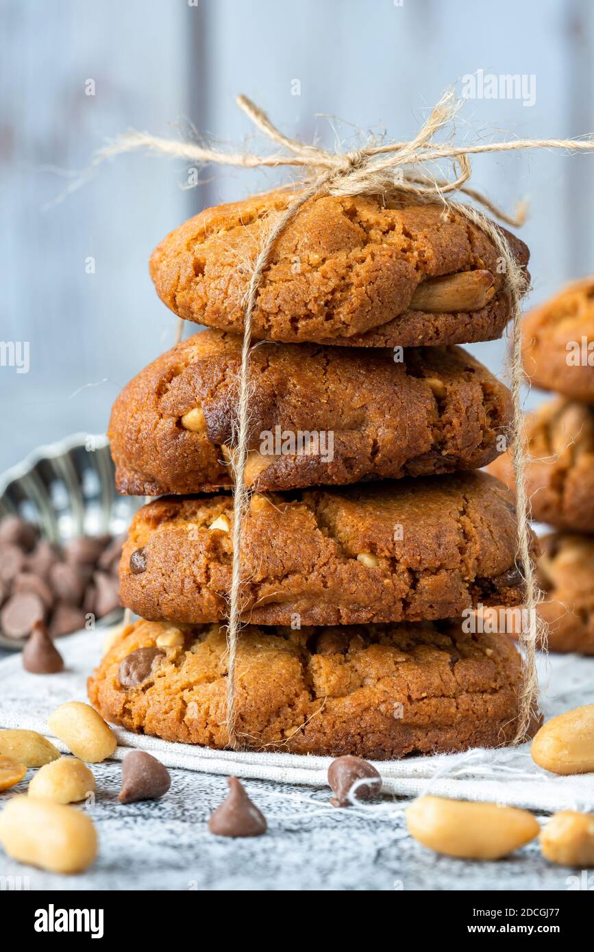 Erdnussbutter Chocolate Chip Cookies auf einem Tisch gestapelt Stockfoto