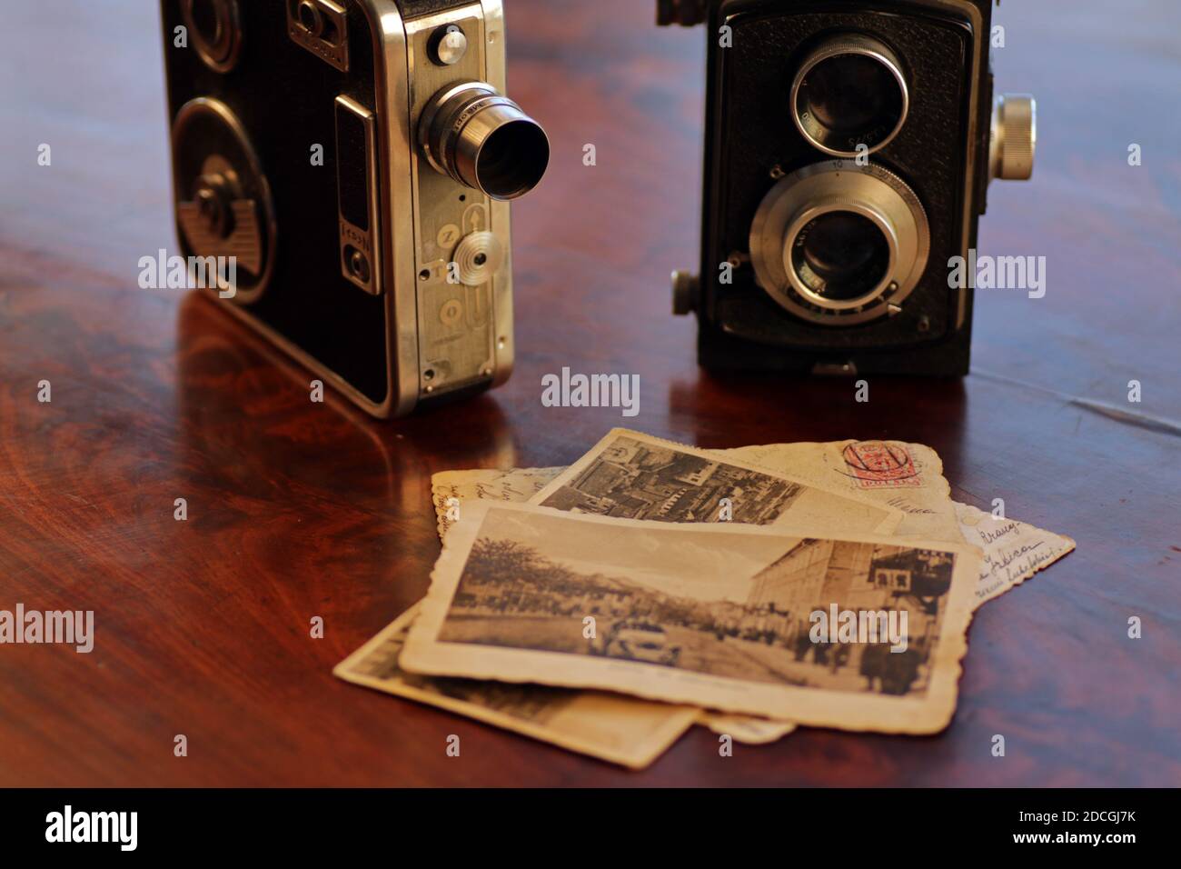 Alte, alte TLR-Kamera - Doppellinsenreflexkamera und Vintage-Filmkamera Stockfoto
