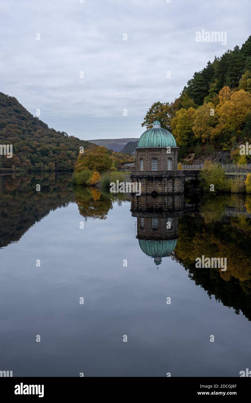 Panorama Herbstansicht des Garreg-ddu Reservoir in Elan Valley, Powys, Wales, Großbritannien Stockfoto