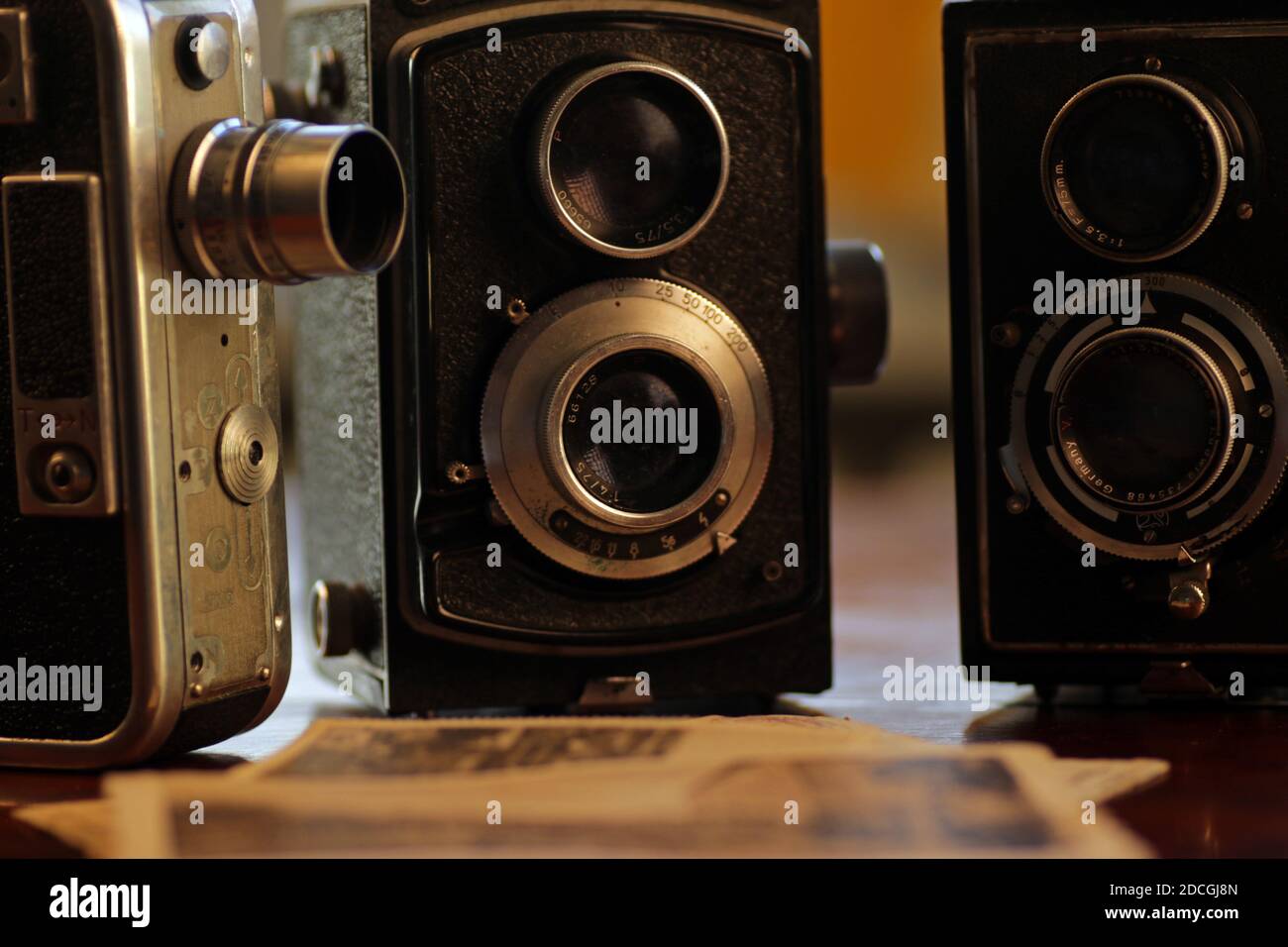 Alte, alte TLR-Kamera - Doppellinsenreflexkamera und Vintage-Filmkamera Stockfoto