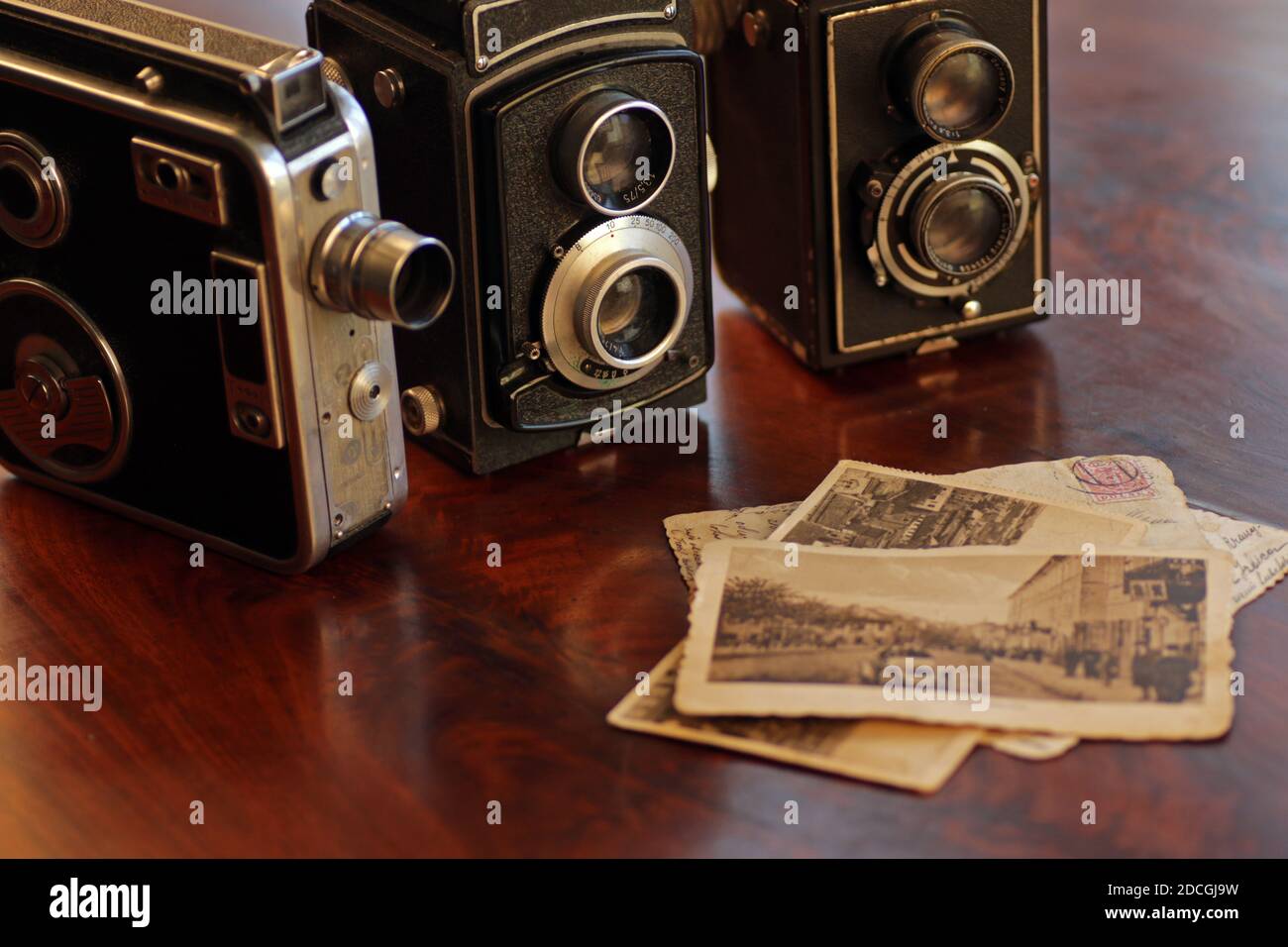 Alte, alte TLR-Kamera - Doppellinsenreflexkamera und Vintage-Filmkamera Stockfoto