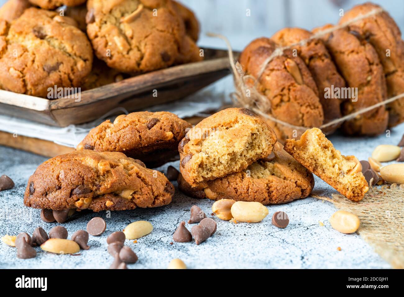 Erdnussbutter Schokolade Chip Cookies auf einem Tisch Stockfoto