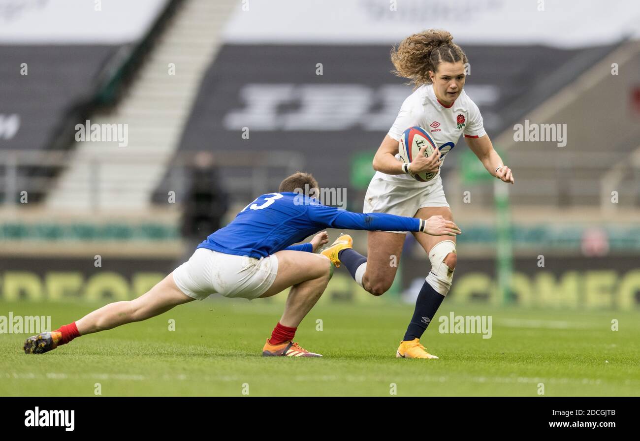 London, England, 21. November 2020, Rugby Union Autumn International Series , England Women gegen France Women, Twickenham, 2020, 21/11/2020 Abby Dow of England Women and Elise Pignot of France Women Credit:Paul Harding/Alamy Live News Stockfoto