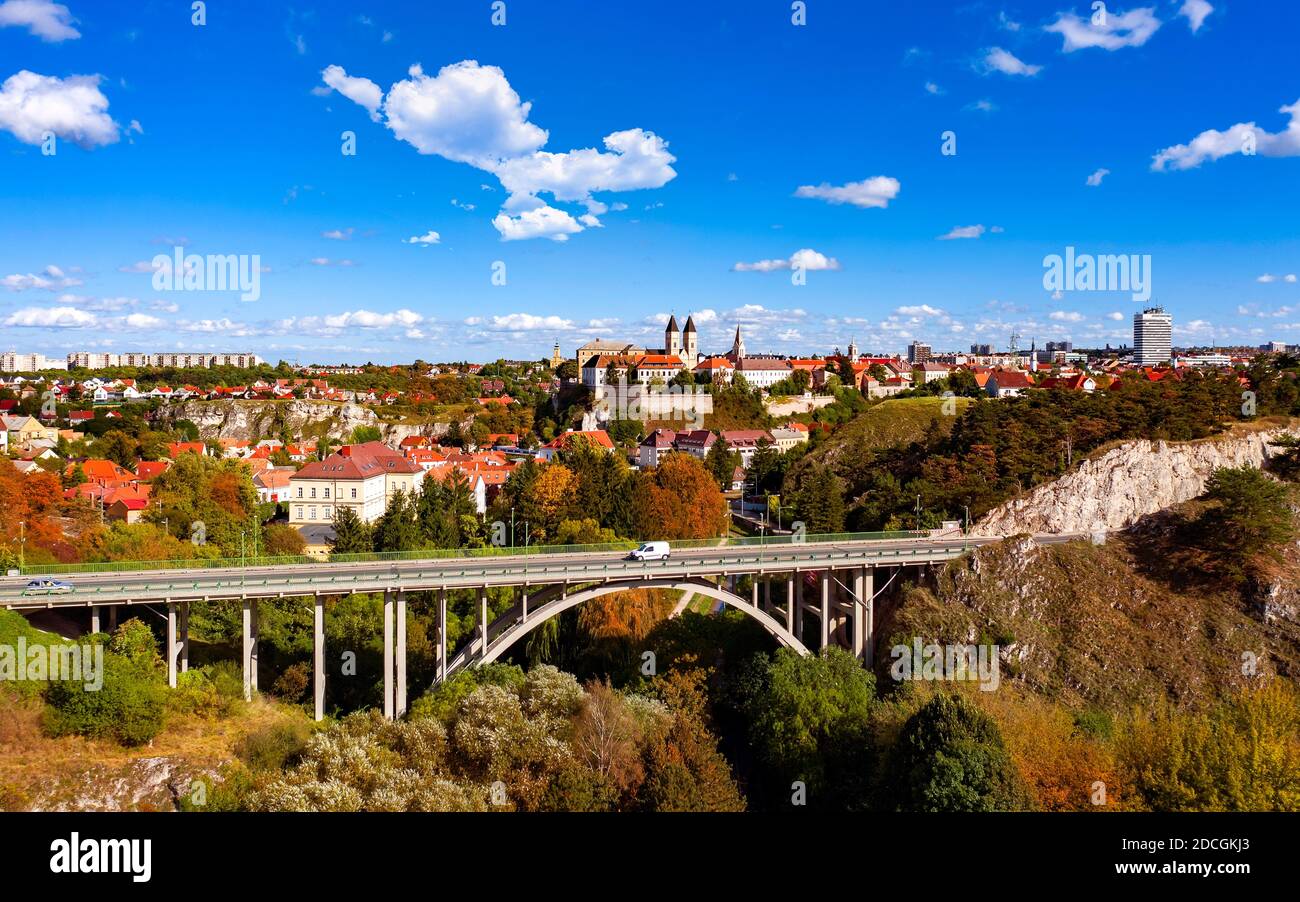 Veszprem Stadtburg aera in Luftaufnahme. Erstaunlicher Stadtteil mit historischen alten Häusern, Kirche und vielem mehr. Der schönste Teil dieser Stadt. Stockfoto