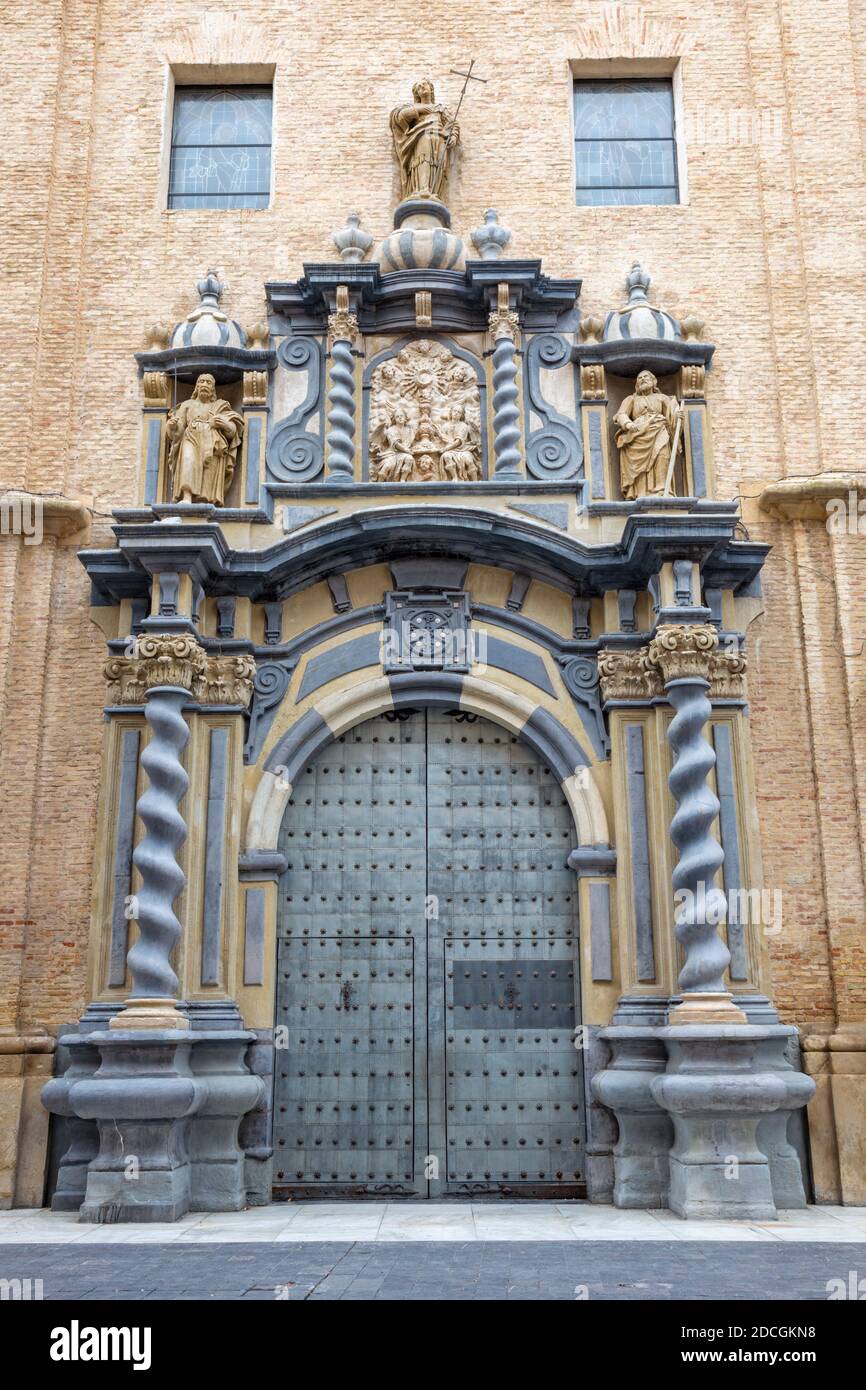 ZARAGOZA, SPANIEN - 2. MÄRZ 2018: Das barocke Portal der Kirche Iglesia de San Felipe y Santiago el Menor. Stockfoto