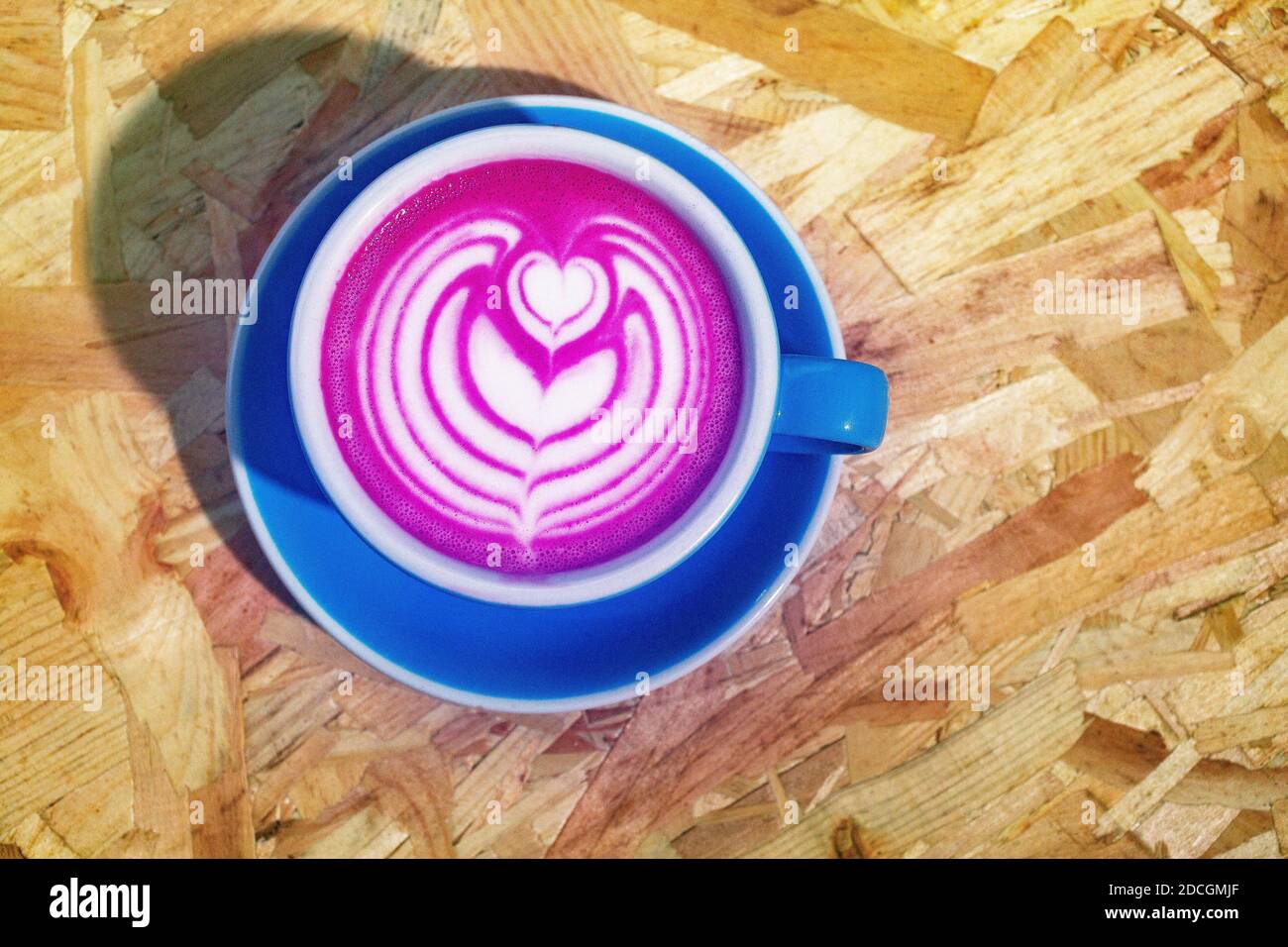 GROSSBRITANNIEN / England / London/ Rote Beete Latte in blau becher Stockfoto