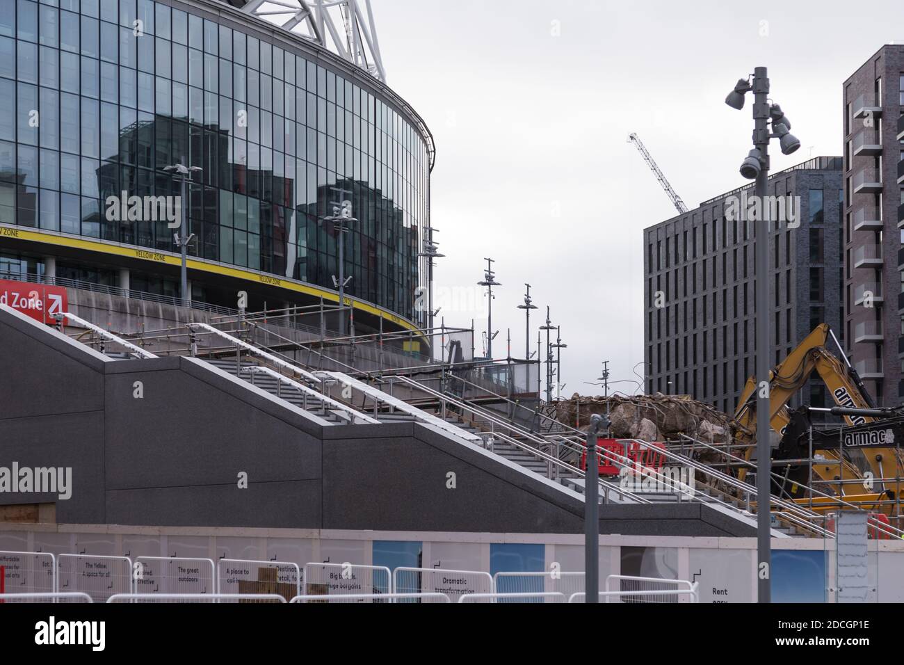 Wembley Stadium, Wembley Park, Großbritannien. 21. November 2020.die Arbeiten am Wochenende gehen weiter, um den legendären Radweg des Wembley Stadions abzureißen und Platz für neue olympische Stufen zu schaffen. Kredit: amanda Rose/Alamy Live Nachrichten Stockfoto