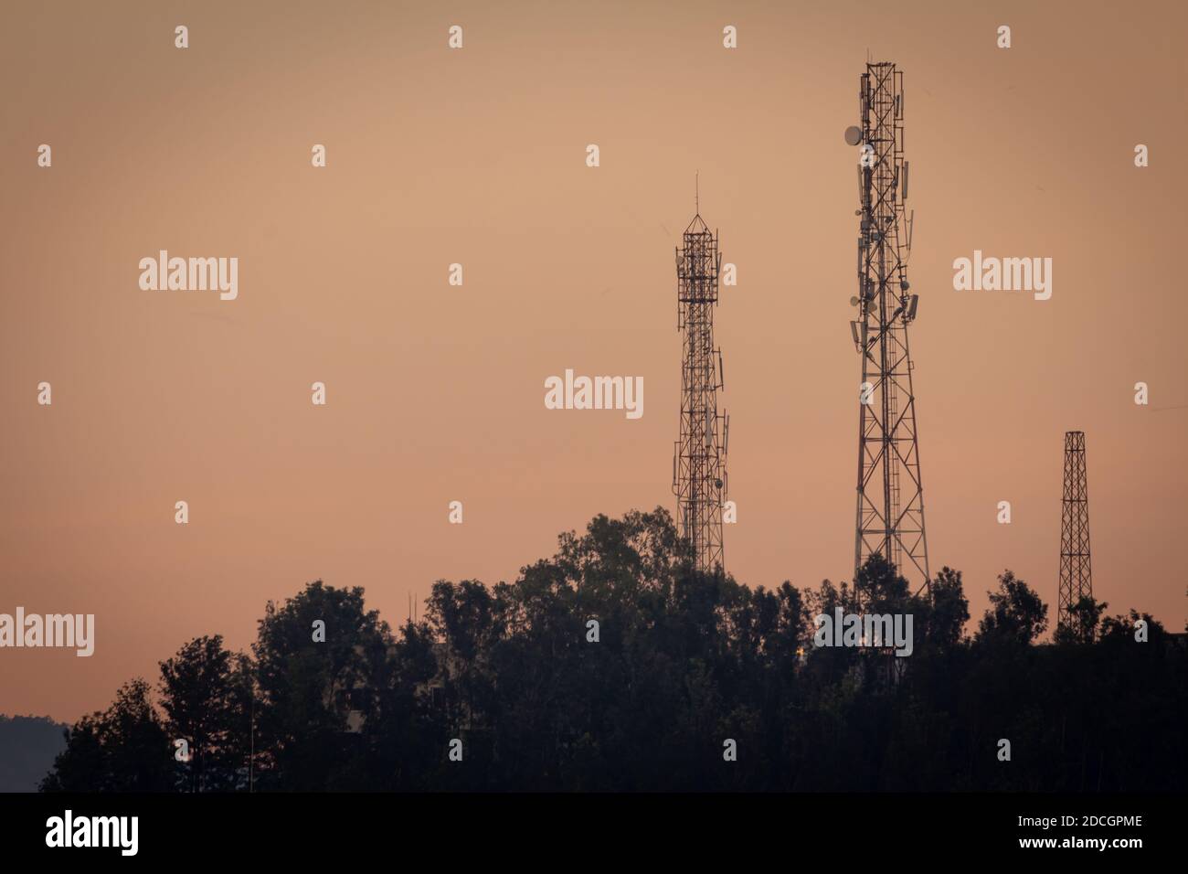 Kommunikationstürme mit dem Abendhimmel Hintergrund, Yercaud, Tamil Nadu, Indien Stockfoto